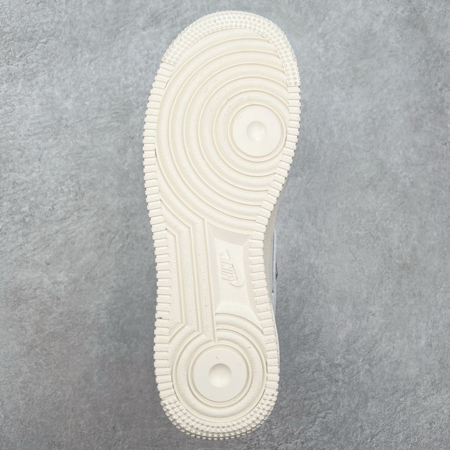 图片[9]-NK Air Force 1´07 Low 空军一号低帮百搭休闲运动板鞋 HF1058-133 柔软、弹性十足的缓震性能和出色的中底设计 横跨复古与现代的外型结合 造就出风靡全球 三十多年的Force 1 直到今天还深受青睐 实拍调校N版已经零色差零失真 百分百还原实物色彩所见即所得 不存在货不对板色差等低级问题 选购参考实物拍摄 不混卖不参货 只用心做好货严格选品 承诺混一赔十 尺码：36 36.5 37.5 38 38.5 39 40 40.5 41 42 42.5 43 44 44.5 45 46-选品中心