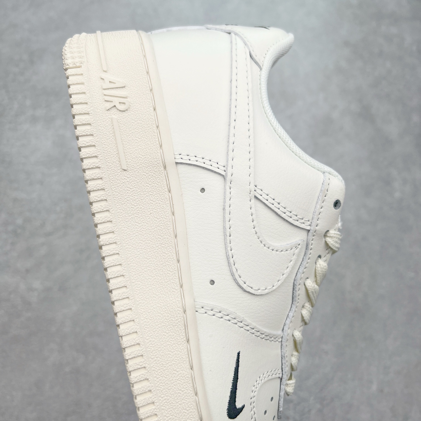 图片[6]-NK Air Force 1´07 Low 空军一号低帮百搭休闲运动板鞋 HF1058-133 柔软、弹性十足的缓震性能和出色的中底设计 横跨复古与现代的外型结合 造就出风靡全球 三十多年的Force 1 直到今天还深受青睐 实拍调校N版已经零色差零失真 百分百还原实物色彩所见即所得 不存在货不对板色差等低级问题 选购参考实物拍摄 不混卖不参货 只用心做好货严格选品 承诺混一赔十 尺码：36 36.5 37.5 38 38.5 39 40 40.5 41 42 42.5 43 44 44.5 45 46-选品中心