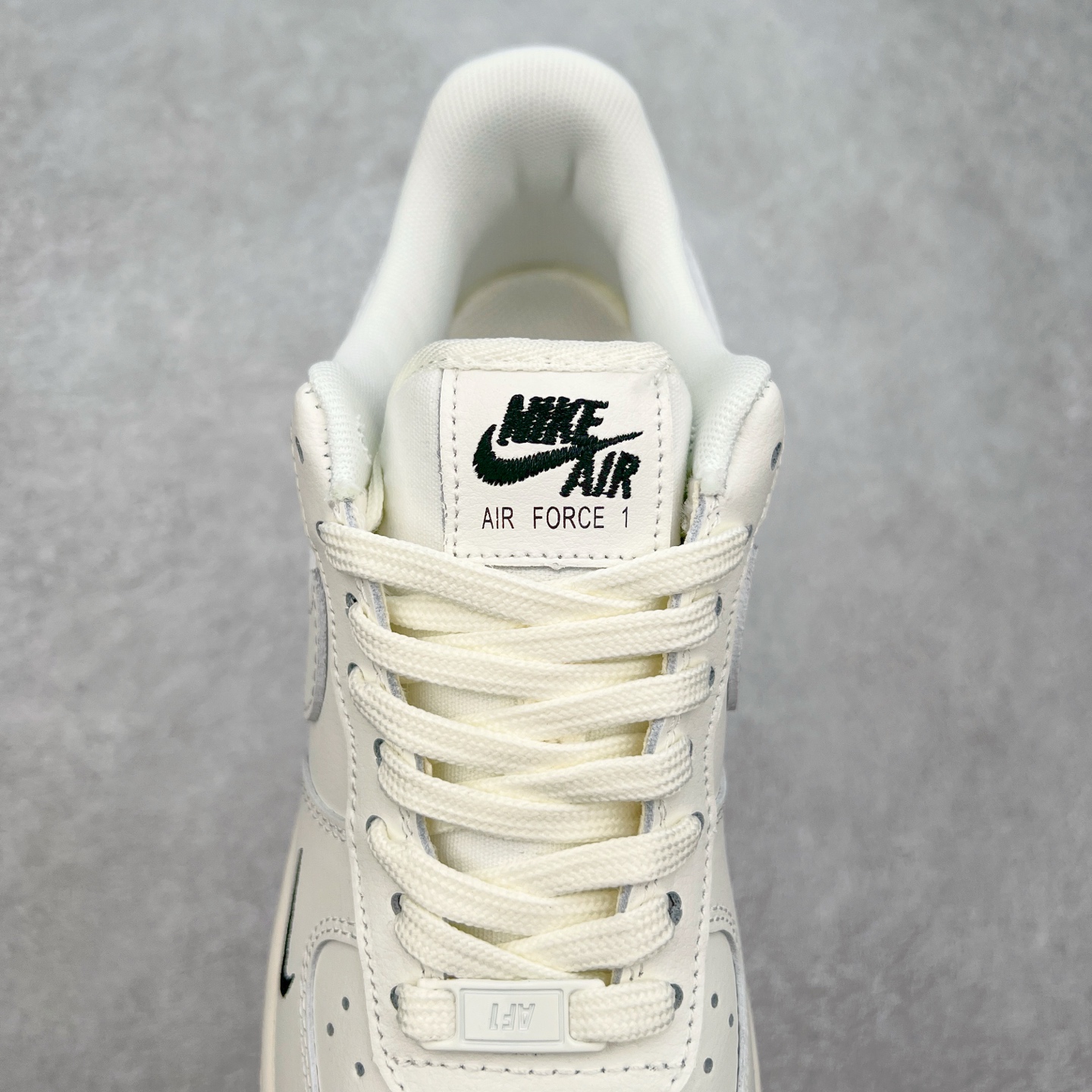 图片[5]-NK Air Force 1´07 Low 空军一号低帮百搭休闲运动板鞋 HF1058-133 柔软、弹性十足的缓震性能和出色的中底设计 横跨复古与现代的外型结合 造就出风靡全球 三十多年的Force 1 直到今天还深受青睐 实拍调校N版已经零色差零失真 百分百还原实物色彩所见即所得 不存在货不对板色差等低级问题 选购参考实物拍摄 不混卖不参货 只用心做好货严格选品 承诺混一赔十 尺码：36 36.5 37.5 38 38.5 39 40 40.5 41 42 42.5 43 44 44.5 45 46-选品中心