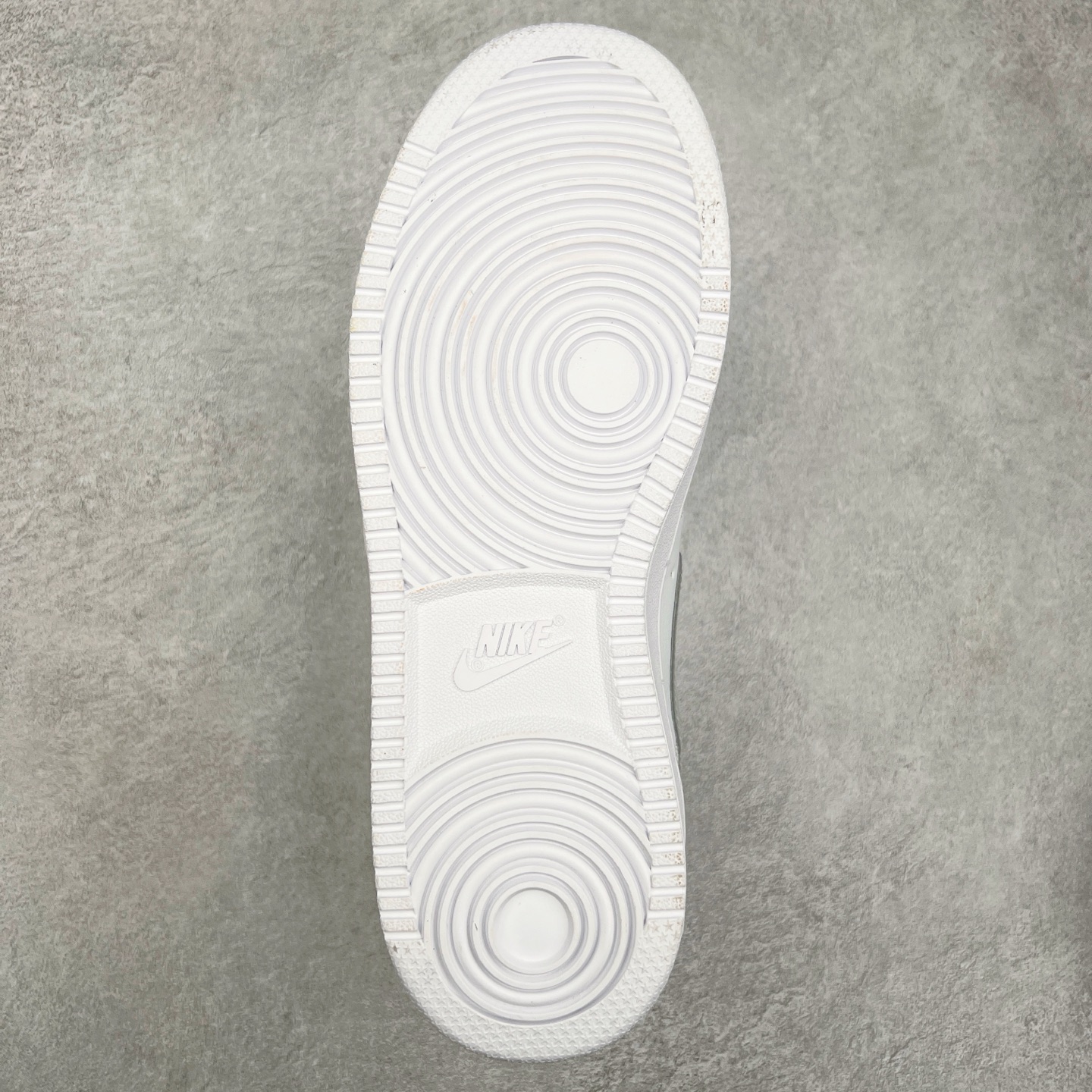 图片[9]-NK Court Vision Low CV低帮复古百搭透气休闲运动板鞋 口碑实力大厂出品 出货即市场巅峰 全套原纸板楦头开发 原汁原味 完美呈现版型 原数据独家私模大底 超高清洁度 极限压缩成本 超级跑量款式 经典耐用的设计 兼顾舒适脚感和出众风范 演绎匠心之作 结构性的支撑贴合感结合复古篮球设计 塑就场外全明星风范 实拍调校N版已经零色差零失真 百分百还原实物色彩所见即所得 不存在货不对板色差等低级问题 选购参考实物拍摄 不混卖不参货 只用心做好货严格选品 承诺混一赔十 尺码：36 36.5 37.5 38 38.5 39 40 40.5 41 42 42.5 43 44 44.5 45-选品中心