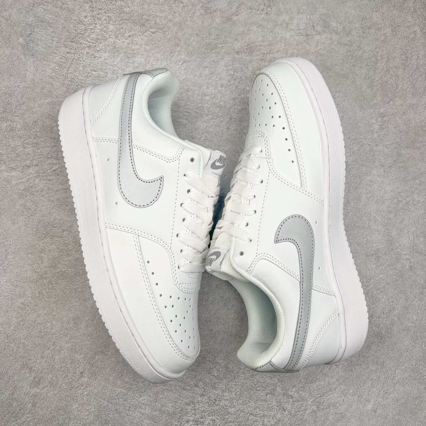 图片[3]-NK Court Vision Low CV低帮复古百搭透气休闲运动板鞋 口碑实力大厂出品 出货即市场巅峰 全套原纸板楦头开发 原汁原味 完美呈现版型 原数据独家私模大底 超高清洁度 极限压缩成本 超级跑量款式 经典耐用的设计 兼顾舒适脚感和出众风范 演绎匠心之作 结构性的支撑贴合感结合复古篮球设计 塑就场外全明星风范 实拍调校N版已经零色差零失真 百分百还原实物色彩所见即所得 不存在货不对板色差等低级问题 选购参考实物拍摄 不混卖不参货 只用心做好货严格选品 承诺混一赔十 尺码：36 36.5 37.5 38 38.5 39 40 40.5 41 42 42.5 43 44 44.5 45-选品中心