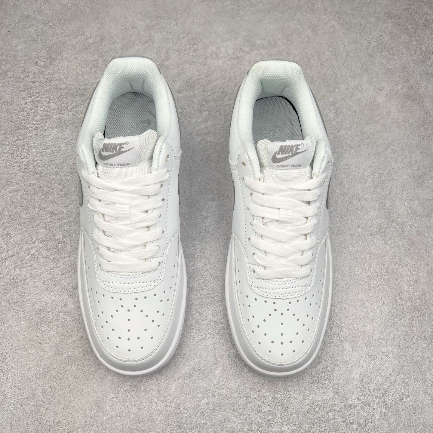 图片[2]-NK Court Vision Low CV低帮复古百搭透气休闲运动板鞋 口碑实力大厂出品 出货即市场巅峰 全套原纸板楦头开发 原汁原味 完美呈现版型 原数据独家私模大底 超高清洁度 极限压缩成本 超级跑量款式 经典耐用的设计 兼顾舒适脚感和出众风范 演绎匠心之作 结构性的支撑贴合感结合复古篮球设计 塑就场外全明星风范 实拍调校N版已经零色差零失真 百分百还原实物色彩所见即所得 不存在货不对板色差等低级问题 选购参考实物拍摄 不混卖不参货 只用心做好货严格选品 承诺混一赔十 尺码：36 36.5 37.5 38 38.5 39 40 40.5 41 42 42.5 43 44 44.5 45-选品中心