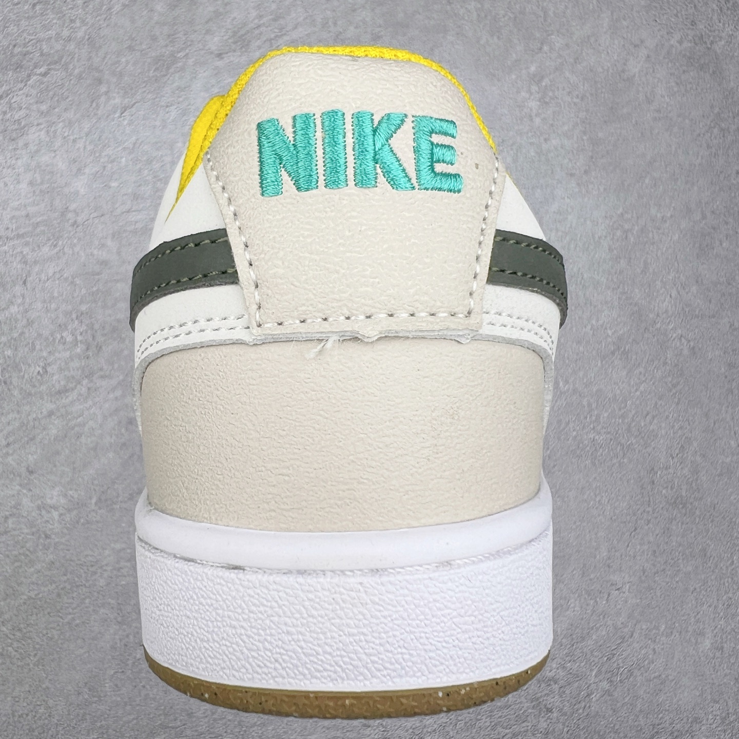 图片[8]-NK Court Vision Low CV低帮复古百搭透气休闲运动板鞋 口碑实力大厂出品 出货即市场巅峰 全套原纸板楦头开发 原汁原味 完美呈现版型 原数据独家私模大底 超高清洁度 极限压缩成本 超级跑量款式 经典耐用的设计 兼顾舒适脚感和出众风范 演绎匠心之作 结构性的支撑贴合感结合复古篮球设计 塑就场外全明星风范 实拍调校N版已经零色差零失真 百分百还原实物色彩所见即所得 不存在货不对板色差等低级问题 选购参考实物拍摄 不混卖不参货 只用心做好货严格选品 承诺混一赔十 尺码：36 36.5 37.5 38 38.5 39 40 40.5 41 42 42.5 43 44 44.5 45-选品中心