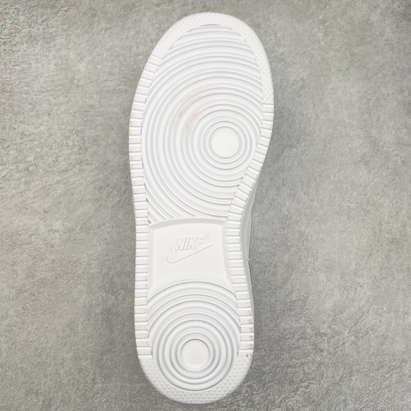 图片[9]-NK Court Vision Low CV低帮复古百搭透气休闲运动板鞋 口碑实力大厂出品 出货即市场巅峰 全套原纸板楦头开发 原汁原味 完美呈现版型 原数据独家私模大底 超高清洁度 极限压缩成本 超级跑量款式 经典耐用的设计 兼顾舒适脚感和出众风范 演绎匠心之作 结构性的支撑贴合感结合复古篮球设计 塑就场外全明星风范 实拍调校N版已经零色差零失真 百分百还原实物色彩所见即所得 不存在货不对板色差等低级问题 选购参考实物拍摄 不混卖不参货 只用心做好货严格选品 承诺混一赔十 尺码：36 36.5 37.5 38 38.5 39 40 40.5 41 42 42.5 43 44 44.5 45-选品中心