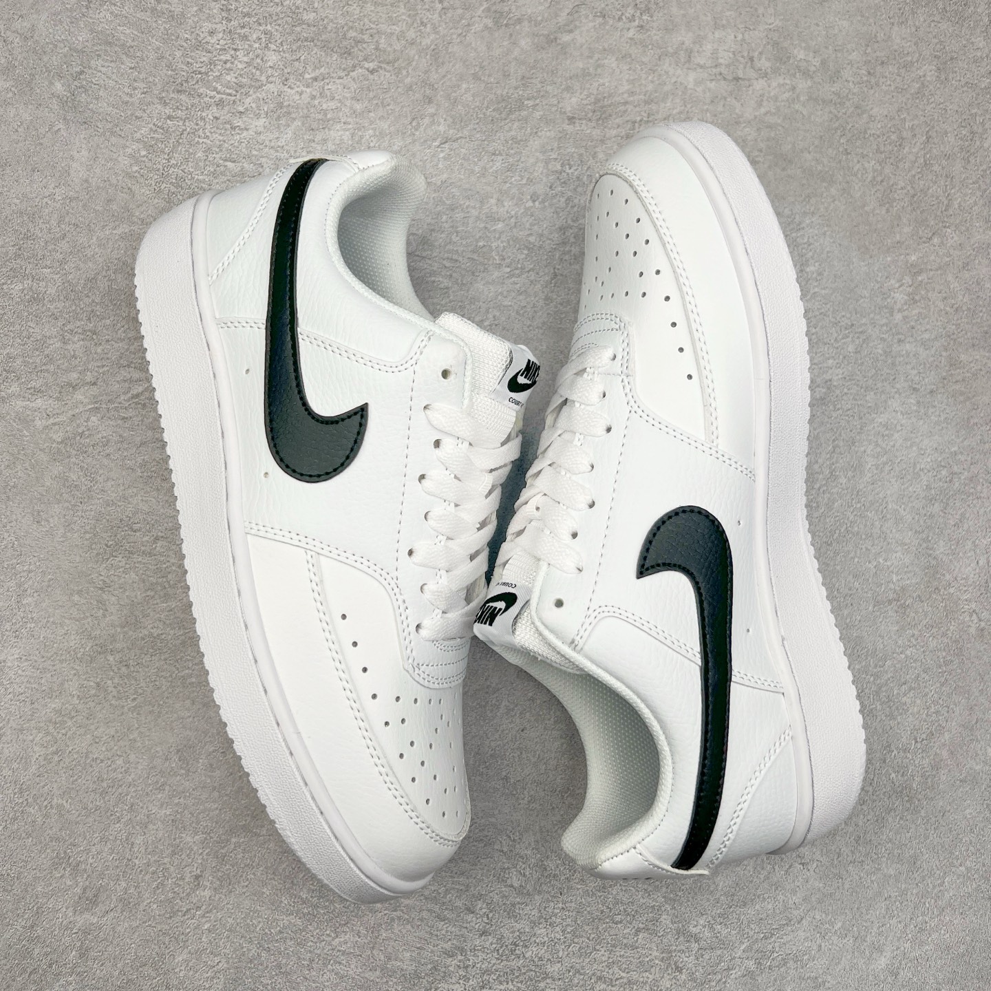 图片[3]-NK Court Vision Low CV低帮复古百搭透气休闲运动板鞋 口碑实力大厂出品 出货即市场巅峰 全套原纸板楦头开发 原汁原味 完美呈现版型 原数据独家私模大底 超高清洁度 极限压缩成本 超级跑量款式 经典耐用的设计 兼顾舒适脚感和出众风范 演绎匠心之作 结构性的支撑贴合感结合复古篮球设计 塑就场外全明星风范 实拍调校N版已经零色差零失真 百分百还原实物色彩所见即所得 不存在货不对板色差等低级问题 选购参考实物拍摄 不混卖不参货 只用心做好货严格选品 承诺混一赔十 尺码：36 36.5 37.5 38 38.5 39 40 40.5 41 42 42.5 43 44 44.5 45-选品中心