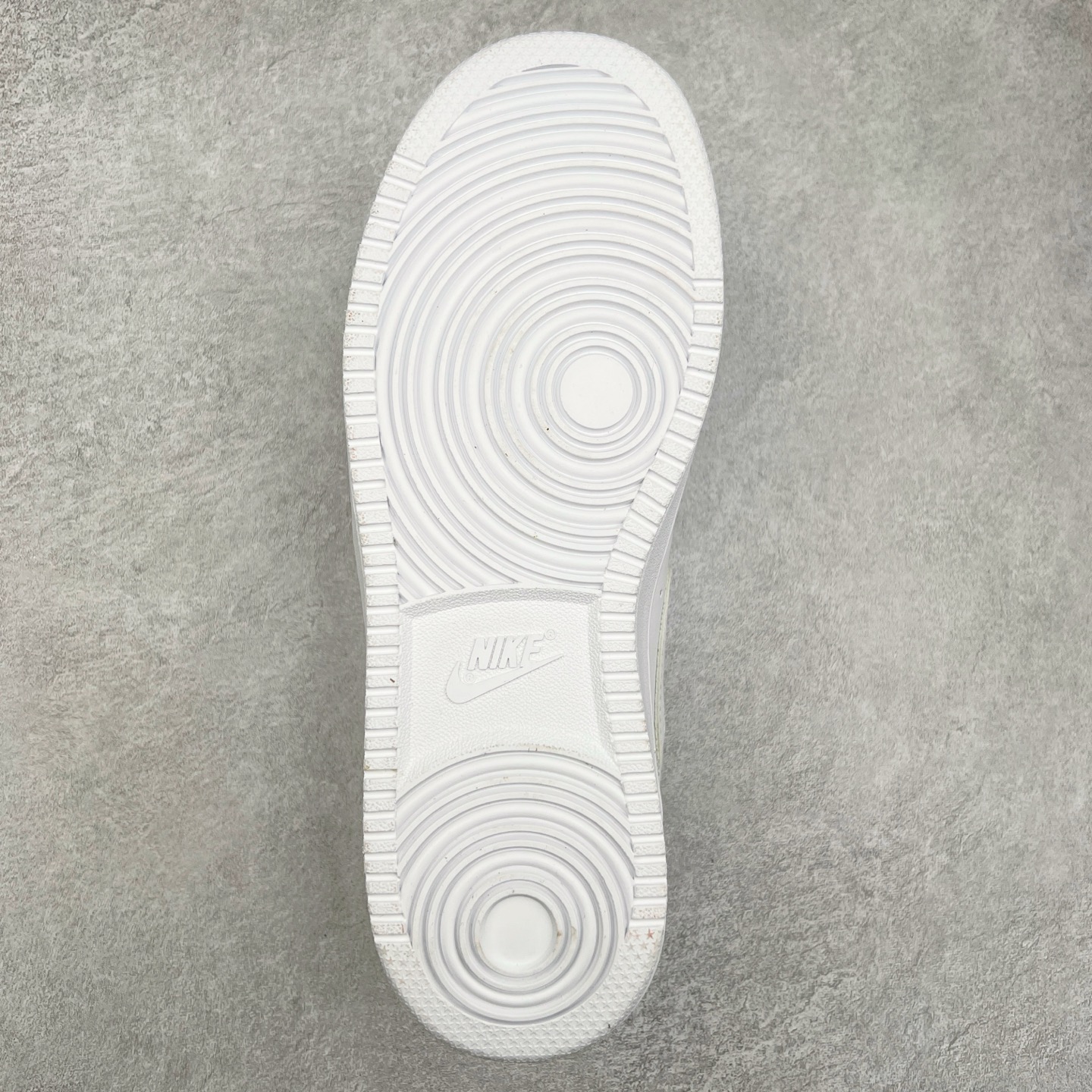 图片[9]-NK Court Vision Low CV低帮复古百搭透气休闲运动板鞋 口碑实力大厂出品 出货即市场巅峰 全套原纸板楦头开发 原汁原味 完美呈现版型 原数据独家私模大底 超高清洁度 极限压缩成本 超级跑量款式 经典耐用的设计 兼顾舒适脚感和出众风范 演绎匠心之作 结构性的支撑贴合感结合复古篮球设计 塑就场外全明星风范 实拍调校N版已经零色差零失真 百分百还原实物色彩所见即所得 不存在货不对板色差等低级问题 选购参考实物拍摄 不混卖不参货 只用心做好货严格选品 承诺混一赔十 尺码：36 36.5 37.5 38 38.5 39 40 40.5 41 42 42.5 43 44 44.5 45-选品中心