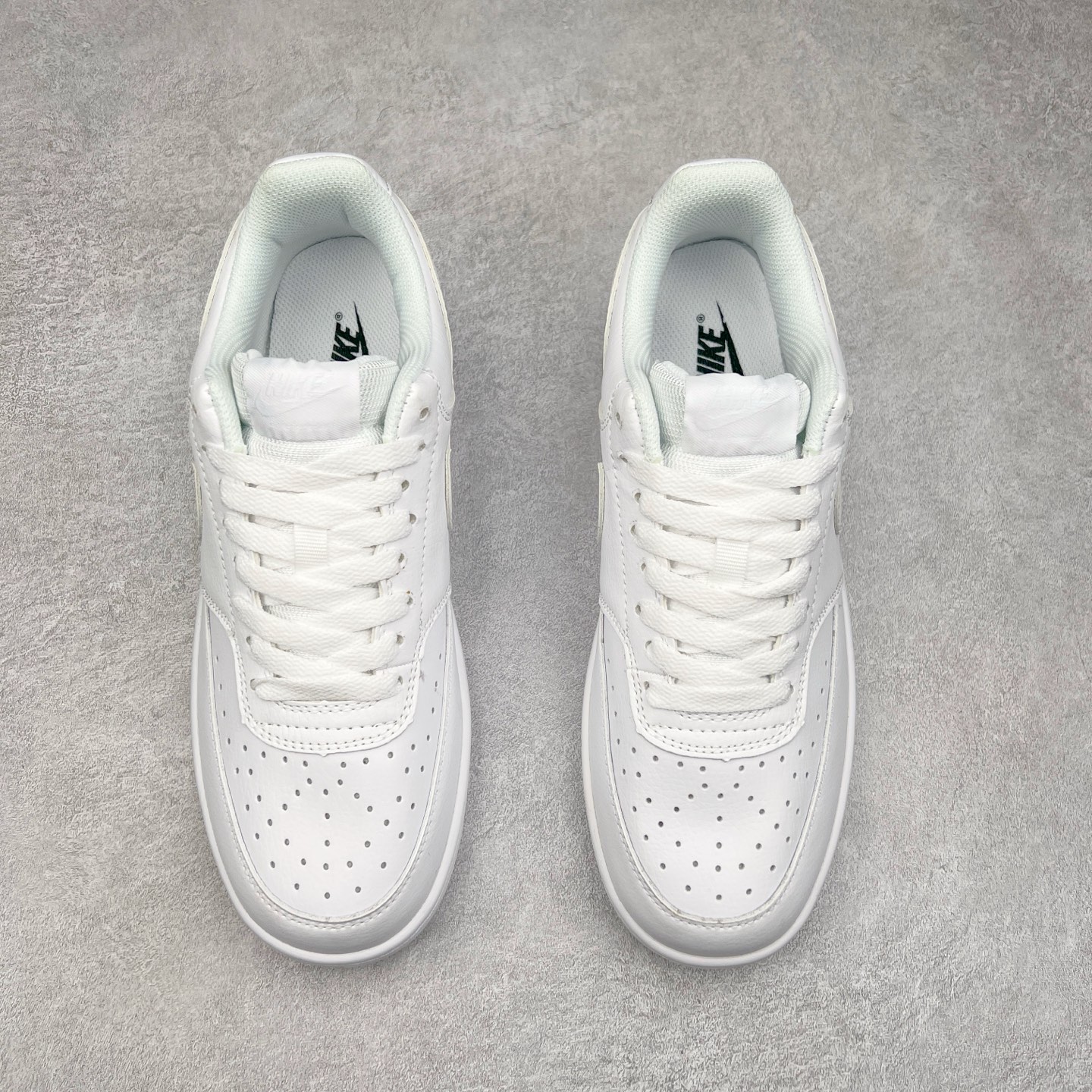 图片[2]-NK Court Vision Low CV低帮复古百搭透气休闲运动板鞋 口碑实力大厂出品 出货即市场巅峰 全套原纸板楦头开发 原汁原味 完美呈现版型 原数据独家私模大底 超高清洁度 极限压缩成本 超级跑量款式 经典耐用的设计 兼顾舒适脚感和出众风范 演绎匠心之作 结构性的支撑贴合感结合复古篮球设计 塑就场外全明星风范 实拍调校N版已经零色差零失真 百分百还原实物色彩所见即所得 不存在货不对板色差等低级问题 选购参考实物拍摄 不混卖不参货 只用心做好货严格选品 承诺混一赔十 尺码：36 36.5 37.5 38 38.5 39 40 40.5 41 42 42.5 43 44 44.5 45-选品中心