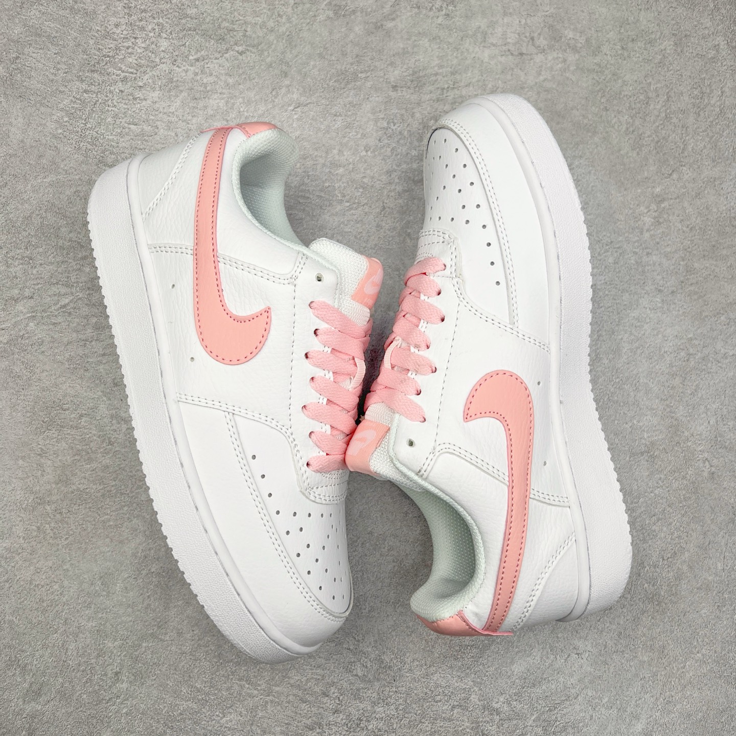 图片[3]-NK Court Vision Low CV低帮复古百搭透气休闲运动板鞋 口碑实力大厂出品 出货即市场巅峰 全套原纸板楦头开发 原汁原味 完美呈现版型 原数据独家私模大底 超高清洁度 极限压缩成本 超级跑量款式 经典耐用的设计 兼顾舒适脚感和出众风范 演绎匠心之作 结构性的支撑贴合感结合复古篮球设计 塑就场外全明星风范 实拍调校N版已经零色差零失真 百分百还原实物色彩所见即所得 不存在货不对板色差等低级问题 选购参考实物拍摄 不混卖不参货 只用心做好货严格选品 承诺混一赔十 尺码：36 36.5 37.5 38 38.5 39 40 40.5 41 42 42.5 43 44 44.5 45-选品中心