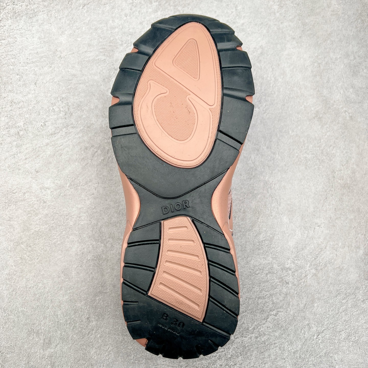 图片[9]-＃福利特价 Dior B30 迪奥网眼织物低帮运动休闲鞋 该款系列采用黑网色眼织物白和色科技料面精心制 作饰以反光“CD30”图形标志 外格轻盈的刻雕效果橡胶鞋搭底配标志性点的缀提升格调 内弹部力细节塑造想理的舒适穿着体验可与各休式闲造型配搭 彰显尚时现代的运风动范 尺码：36 37 35 39 40 41 42 43 44 45-选品中心