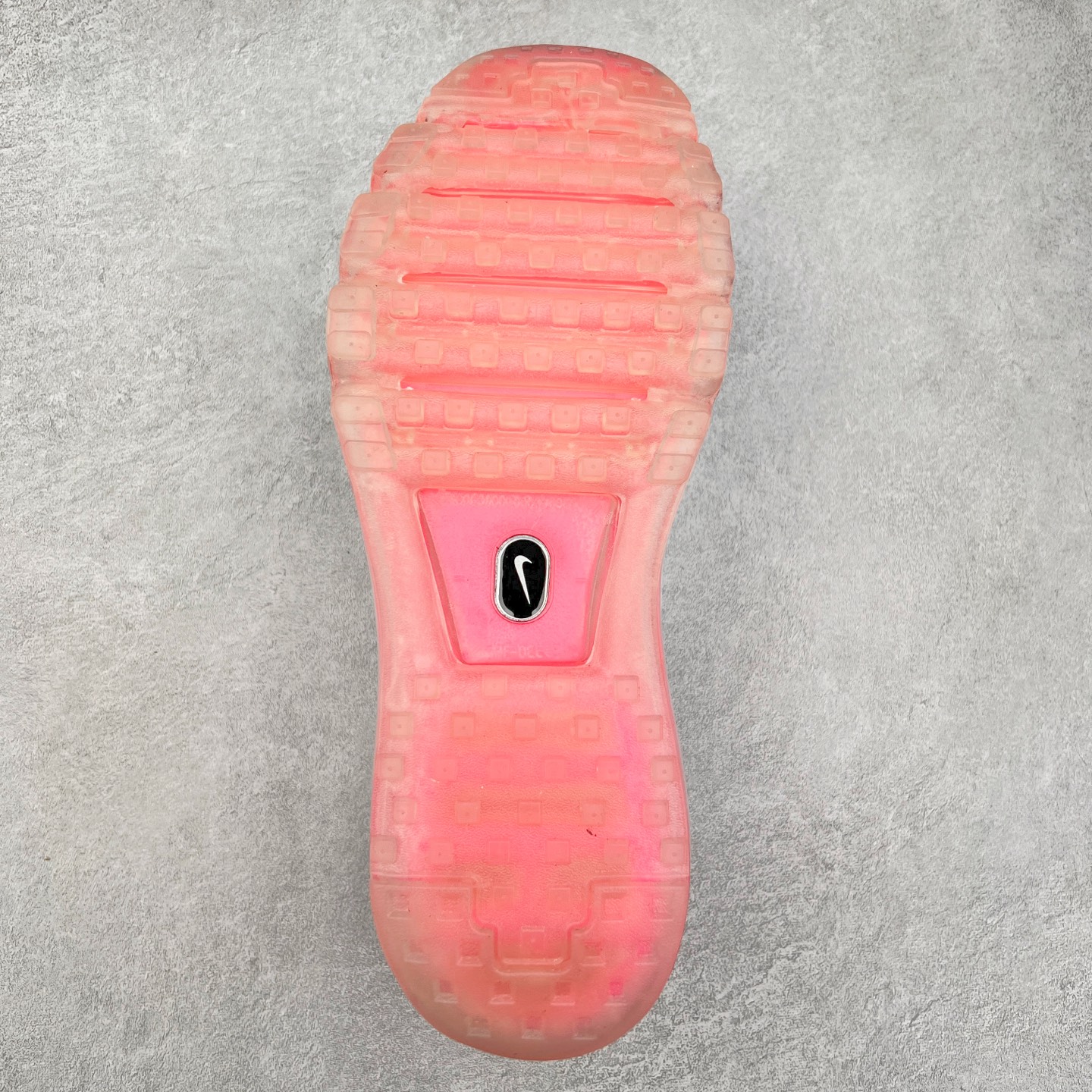 图片[9]-＃纯原 NK Air Max Flyknit 2014 舒适百搭减震耐磨低帮休闲跑步鞋 620469-014 使用备受欢迎的创新FLYKNIT鞋面 一体成形无缝设计将良好的透气性、柔韧性及支撑性完美结合于一身 结合飞线（FLYWIRE）科技 大幅减轻鞋身重量同时 更能根据步态实时调整鞋面的贴合度 如第二层皮肤般轻盈包裹双脚 高性能的缓震性能可将外部冲击力减至最低 让热爱驰骋的你得到可靠的保护 抓地力半透明橡胶外底结合升级版华夫格外底纹路 保证高磨区的耐久性同时更能带给双脚持久稳定的抓地力 无论是路跑或赛道跑 都能为你造就强大功能支持 实拍调校N版已经零色差零失真 百分百还原实物色彩所见即所得 不存在货不对板色差等低级问题 选购参考实物拍摄 不混卖不参货 只用心做好货严格选品 承诺混一赔十 尺码：35.5 36 36.5 37.5 38 38.5 39 40 40.5 41 42 42.5 43 44 44.5 45 46 46.5-选品中心