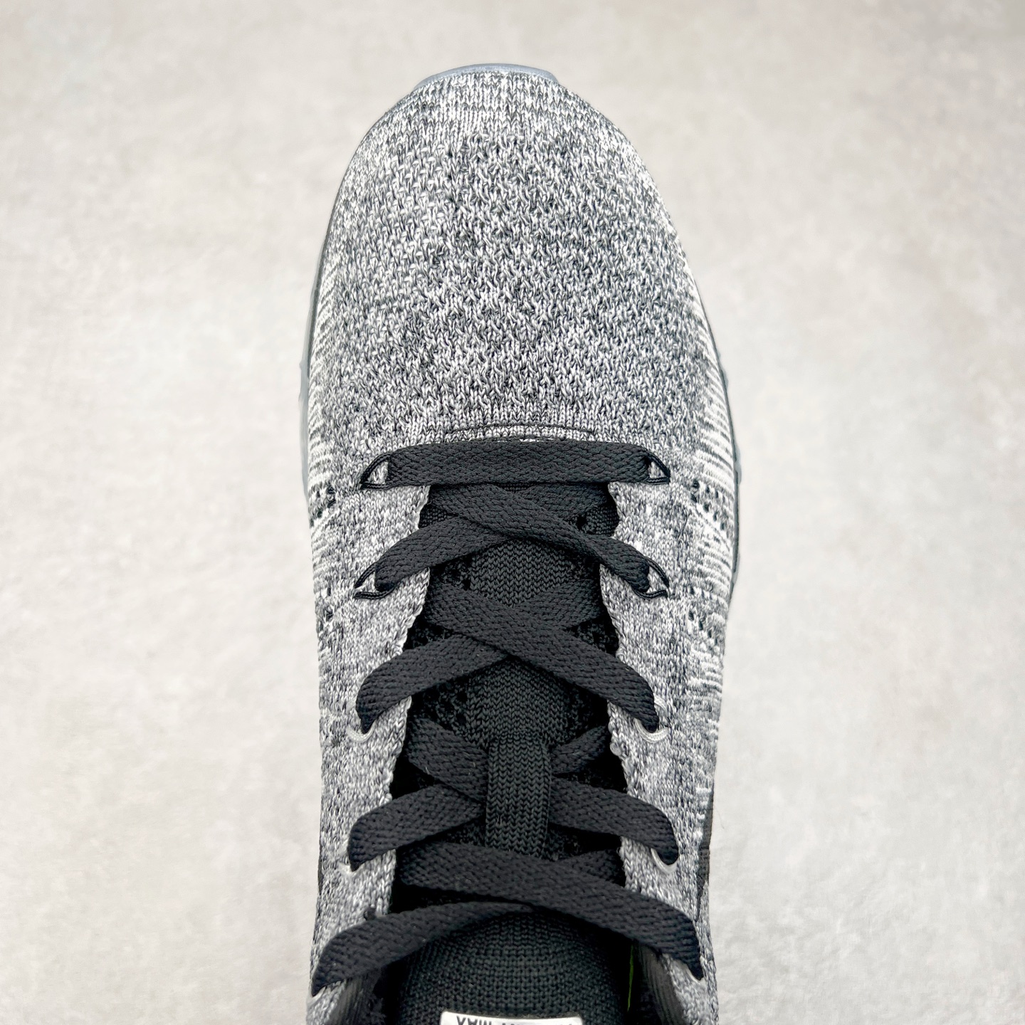 图片[4]-＃纯原 NK Air Max Flyknit 2014 舒适百搭减震耐磨低帮休闲跑步鞋 620469-102 使用备受欢迎的创新FLYKNIT鞋面 一体成形无缝设计将良好的透气性、柔韧性及支撑性完美结合于一身 结合飞线（FLYWIRE）科技 大幅减轻鞋身重量同时 更能根据步态实时调整鞋面的贴合度 如第二层皮肤般轻盈包裹双脚 高性能的缓震性能可将外部冲击力减至最低 让热爱驰骋的你得到可靠的保护 抓地力半透明橡胶外底结合升级版华夫格外底纹路 保证高磨区的耐久性同时更能带给双脚持久稳定的抓地力 无论是路跑或赛道跑 都能为你造就强大功能支持 实拍调校N版已经零色差零失真 百分百还原实物色彩所见即所得 不存在货不对板色差等低级问题 选购参考实物拍摄 不混卖不参货 只用心做好货严格选品 承诺混一赔十 尺码：35.5 36 36.5 37.5 38 38.5 39 40 40.5 41 42 42.5 43 44 44.5 45 46 46.5-选品中心