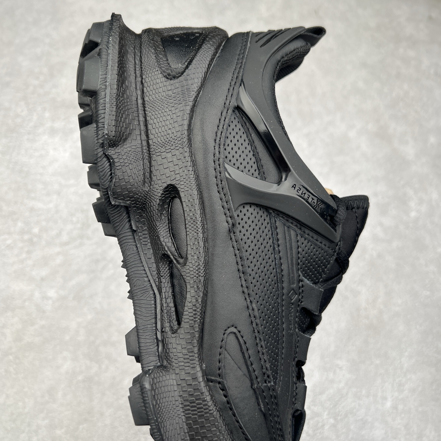 图片[6]-ECCO爱步男款运动鞋 真皮透气休闲防滑跑步鞋 健步BIOMC大经典 直接注塑工艺 稳固舒适 强效缓震与能量回弹 增加运动时的稳定与舒适 牛皮鞋面，纹理自然，柔韧耐穿 PU中底，带来轻盈舒适的上脚感受 橡胶大底，抓地力强，具有良好的耐磨性 都市探索 步履悠然 尺码：39 40 41 42 43 44（ 正常码）-选品中心