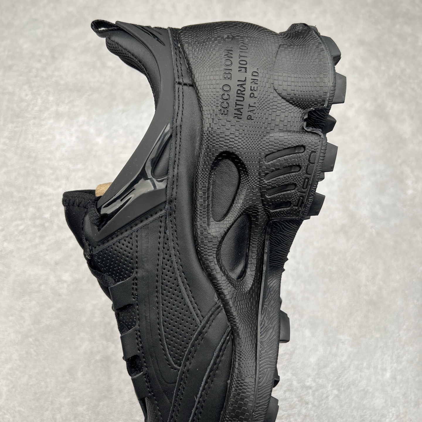 图片[7]-ECCO爱步男款运动鞋 真皮透气休闲防滑跑步鞋 健步BIOMC大经典 直接注塑工艺 稳固舒适 强效缓震与能量回弹 增加运动时的稳定与舒适 牛皮鞋面，纹理自然，柔韧耐穿 PU中底，带来轻盈舒适的上脚感受 橡胶大底，抓地力强，具有良好的耐磨性 都市探索 步履悠然 尺码：39 40 41 42 43 44（ 正常码）-选品中心