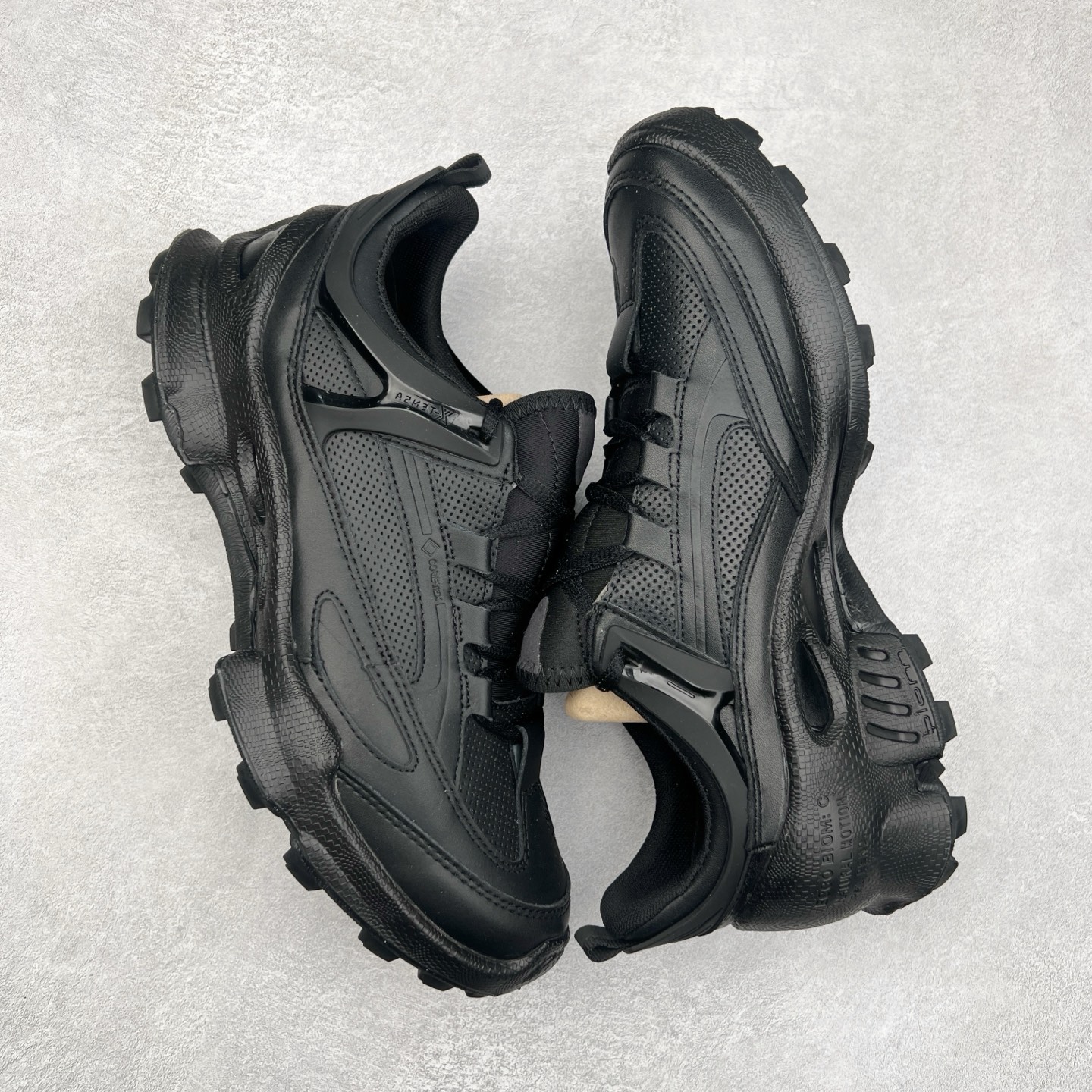 图片[3]-ECCO爱步男款运动鞋 真皮透气休闲防滑跑步鞋 健步BIOMC大经典 直接注塑工艺 稳固舒适 强效缓震与能量回弹 增加运动时的稳定与舒适 牛皮鞋面，纹理自然，柔韧耐穿 PU中底，带来轻盈舒适的上脚感受 橡胶大底，抓地力强，具有良好的耐磨性 都市探索 步履悠然 尺码：39 40 41 42 43 44（ 正常码）-选品中心