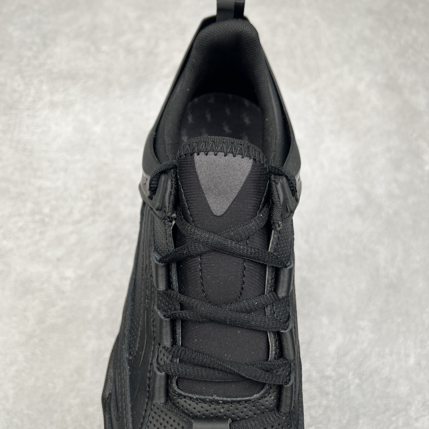 图片[5]-ECCO爱步男款运动鞋 真皮透气休闲防滑跑步鞋 健步BIOMC大经典 直接注塑工艺 稳固舒适 强效缓震与能量回弹 增加运动时的稳定与舒适 牛皮鞋面，纹理自然，柔韧耐穿 PU中底，带来轻盈舒适的上脚感受 橡胶大底，抓地力强，具有良好的耐磨性 都市探索 步履悠然 尺码：39 40 41 42 43 44（ 正常码）-选品中心