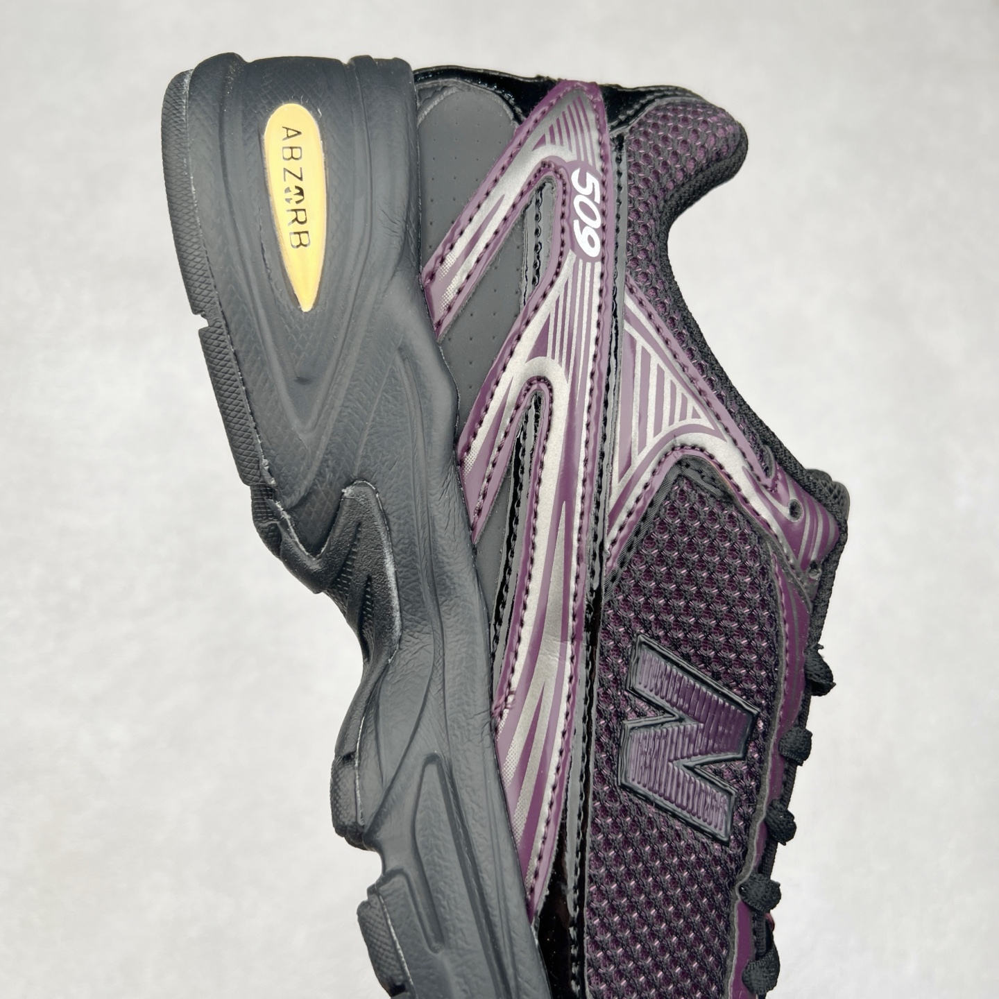 图片[6]-New Balance 推出了全新鞋款。这次复刻的 U509 是基于他们经典档案中的 NB509 跑鞋，赋予其全新的现代设计。虽然保留了原有的轮廓，但也根据当下潮流做了升级调整。相比之前的 509，新款 U509 的轮廓变得更加利落，侧面的皮革细节也增强了运动感。此外，鞋面采用了更大孔的网眼材质，让整体设计看起来更加潮流、时尚。实拍调校N版已经零色差零失真 百分百还原实物色彩所见即所得 不存在货不对板色差等低级问题 选购参考实物拍摄 不混卖不参货 只用心做好货严格选品 承诺混一赔十 尺码：36 36.5 37.5 38 38.5 39 40 40.5 41 42 42.5 43 44 44.5 45-选品中心