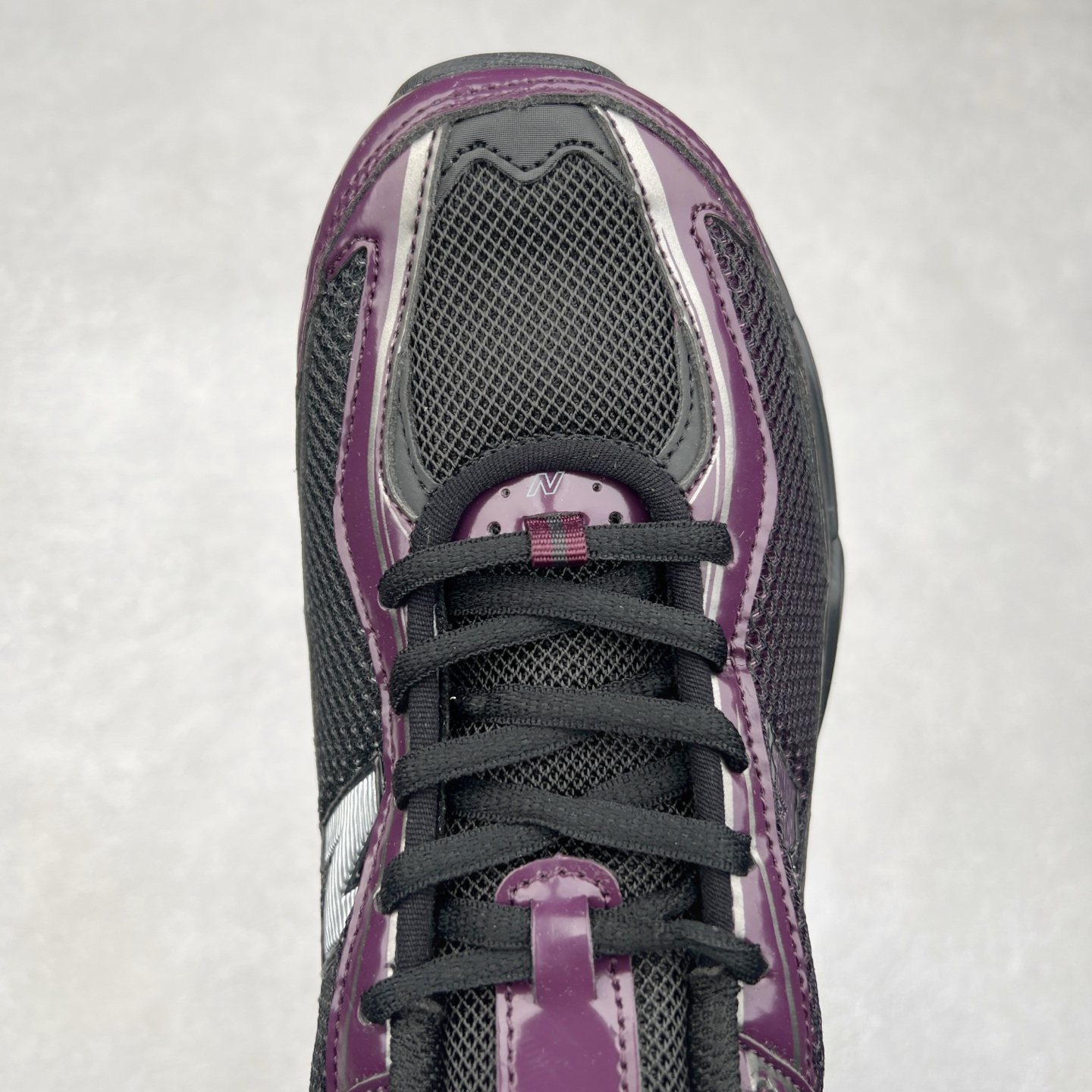 图片[4]-New Balance 推出了全新鞋款。这次复刻的 U509 是基于他们经典档案中的 NB509 跑鞋，赋予其全新的现代设计。虽然保留了原有的轮廓，但也根据当下潮流做了升级调整。相比之前的 509，新款 U509 的轮廓变得更加利落，侧面的皮革细节也增强了运动感。此外，鞋面采用了更大孔的网眼材质，让整体设计看起来更加潮流、时尚。实拍调校N版已经零色差零失真 百分百还原实物色彩所见即所得 不存在货不对板色差等低级问题 选购参考实物拍摄 不混卖不参货 只用心做好货严格选品 承诺混一赔十 尺码：36 36.5 37.5 38 38.5 39 40 40.5 41 42 42.5 43 44 44.5 45-选品中心