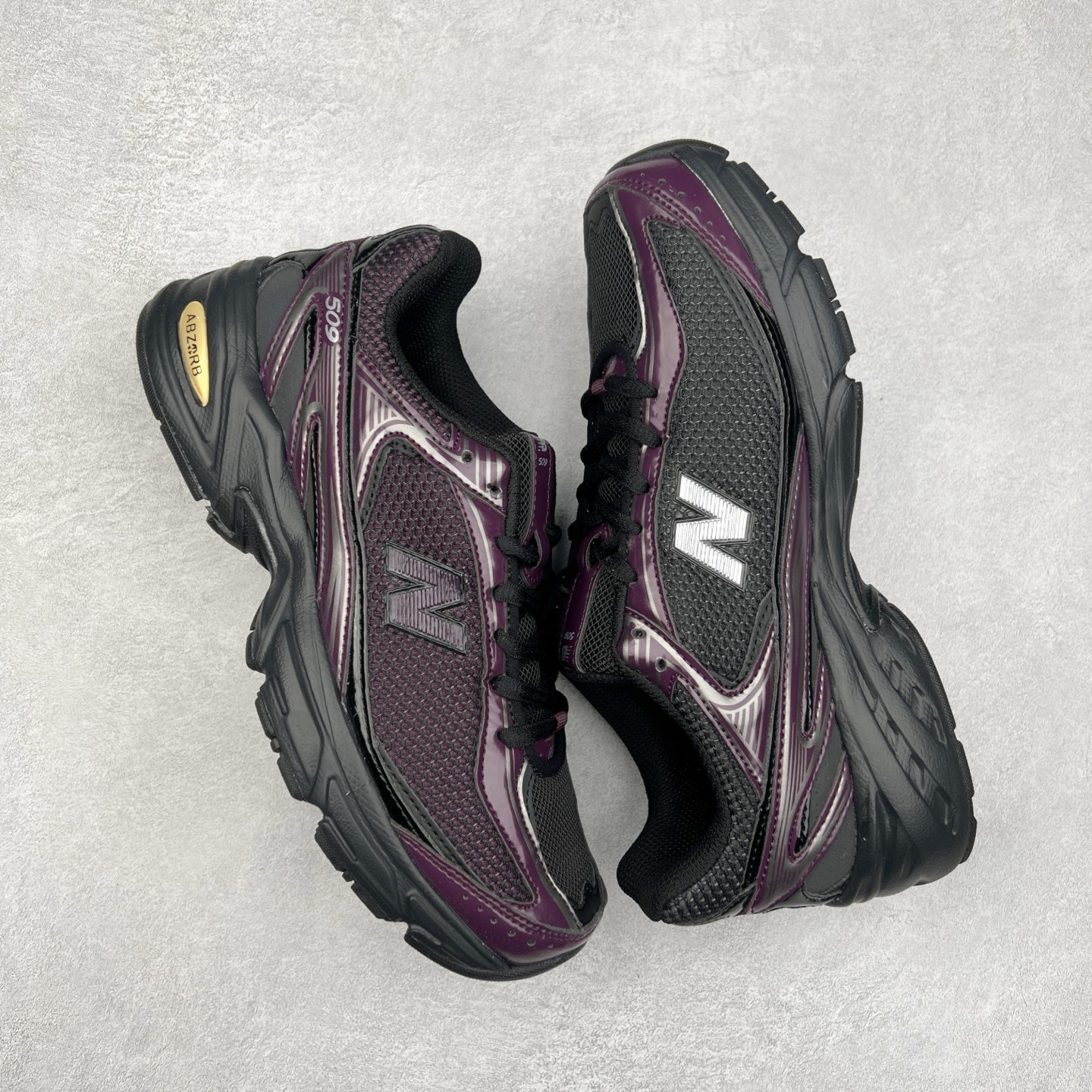 图片[3]-New Balance 推出了全新鞋款。这次复刻的 U509 是基于他们经典档案中的 NB509 跑鞋，赋予其全新的现代设计。虽然保留了原有的轮廓，但也根据当下潮流做了升级调整。相比之前的 509，新款 U509 的轮廓变得更加利落，侧面的皮革细节也增强了运动感。此外，鞋面采用了更大孔的网眼材质，让整体设计看起来更加潮流、时尚。实拍调校N版已经零色差零失真 百分百还原实物色彩所见即所得 不存在货不对板色差等低级问题 选购参考实物拍摄 不混卖不参货 只用心做好货严格选品 承诺混一赔十 尺码：36 36.5 37.5 38 38.5 39 40 40.5 41 42 42.5 43 44 44.5 45-选品中心