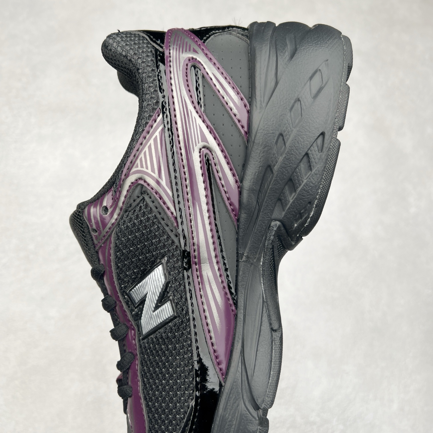 图片[7]-New Balance 推出了全新鞋款。这次复刻的 U509 是基于他们经典档案中的 NB509 跑鞋，赋予其全新的现代设计。虽然保留了原有的轮廓，但也根据当下潮流做了升级调整。相比之前的 509，新款 U509 的轮廓变得更加利落，侧面的皮革细节也增强了运动感。此外，鞋面采用了更大孔的网眼材质，让整体设计看起来更加潮流、时尚。实拍调校N版已经零色差零失真 百分百还原实物色彩所见即所得 不存在货不对板色差等低级问题 选购参考实物拍摄 不混卖不参货 只用心做好货严格选品 承诺混一赔十 尺码：36 36.5 37.5 38 38.5 39 40 40.5 41 42 42.5 43 44 44.5 45-选品中心