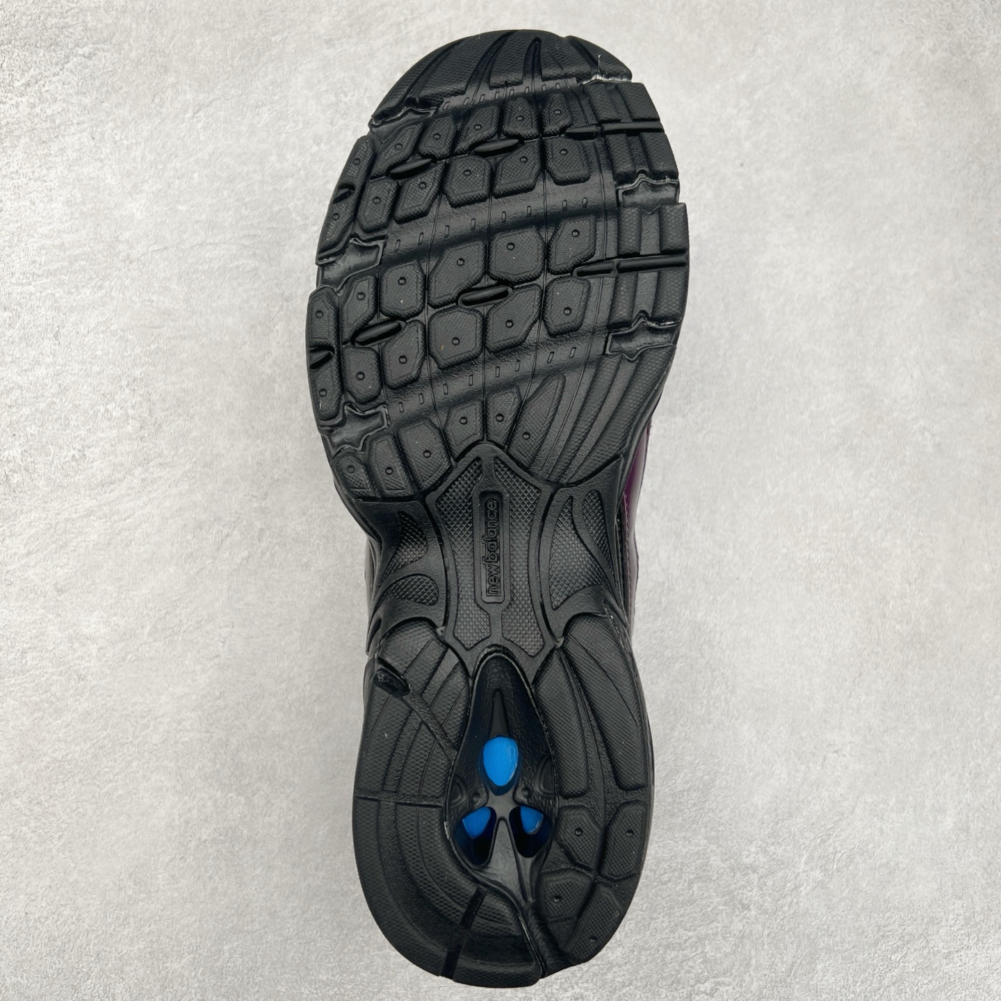 图片[9]-New Balance 推出了全新鞋款。这次复刻的 U509 是基于他们经典档案中的 NB509 跑鞋，赋予其全新的现代设计。虽然保留了原有的轮廓，但也根据当下潮流做了升级调整。相比之前的 509，新款 U509 的轮廓变得更加利落，侧面的皮革细节也增强了运动感。此外，鞋面采用了更大孔的网眼材质，让整体设计看起来更加潮流、时尚。实拍调校N版已经零色差零失真 百分百还原实物色彩所见即所得 不存在货不对板色差等低级问题 选购参考实物拍摄 不混卖不参货 只用心做好货严格选品 承诺混一赔十 尺码：36 36.5 37.5 38 38.5 39 40 40.5 41 42 42.5 43 44 44.5 45-选品中心