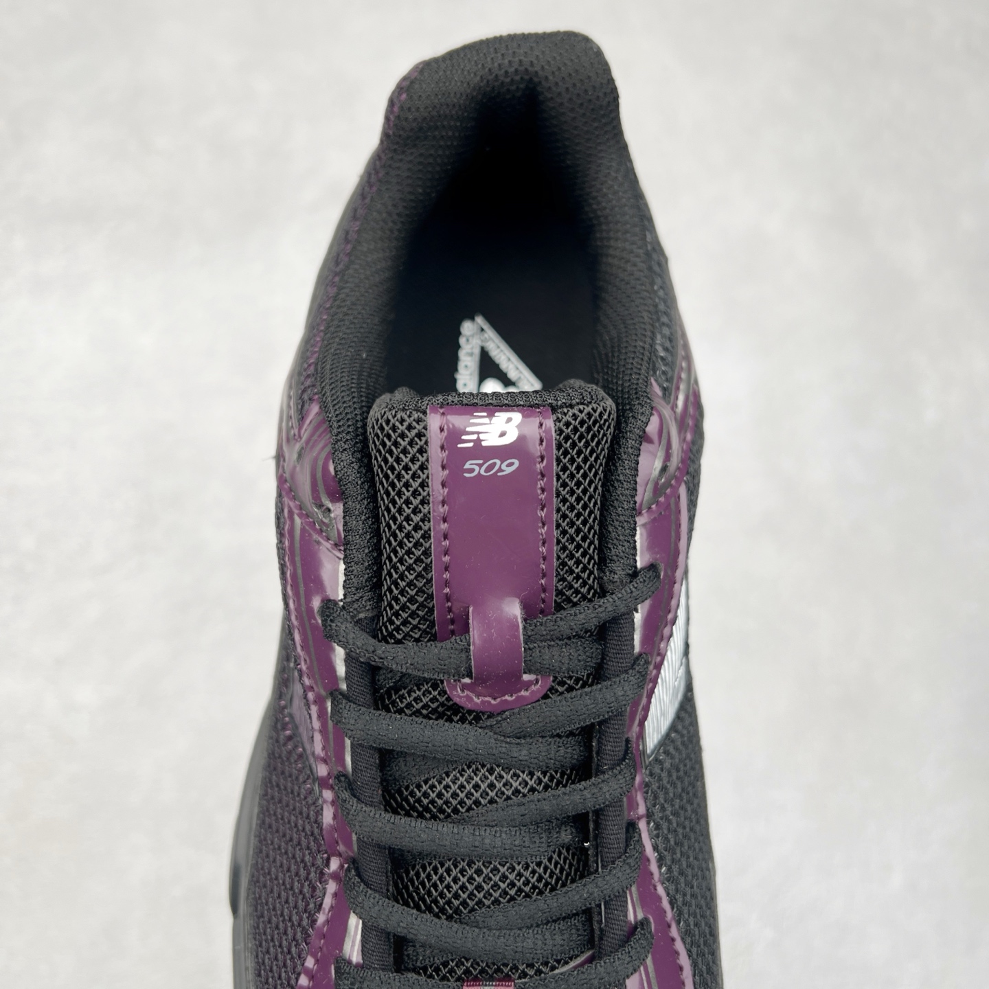 图片[5]-New Balance 推出了全新鞋款。这次复刻的 U509 是基于他们经典档案中的 NB509 跑鞋，赋予其全新的现代设计。虽然保留了原有的轮廓，但也根据当下潮流做了升级调整。相比之前的 509，新款 U509 的轮廓变得更加利落，侧面的皮革细节也增强了运动感。此外，鞋面采用了更大孔的网眼材质，让整体设计看起来更加潮流、时尚。实拍调校N版已经零色差零失真 百分百还原实物色彩所见即所得 不存在货不对板色差等低级问题 选购参考实物拍摄 不混卖不参货 只用心做好货严格选品 承诺混一赔十 尺码：36 36.5 37.5 38 38.5 39 40 40.5 41 42 42.5 43 44 44.5 45-选品中心