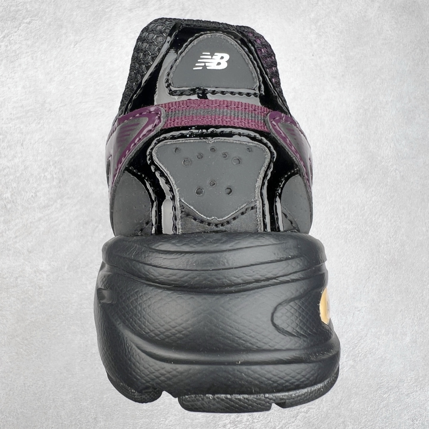 图片[8]-New Balance 推出了全新鞋款。这次复刻的 U509 是基于他们经典档案中的 NB509 跑鞋，赋予其全新的现代设计。虽然保留了原有的轮廓，但也根据当下潮流做了升级调整。相比之前的 509，新款 U509 的轮廓变得更加利落，侧面的皮革细节也增强了运动感。此外，鞋面采用了更大孔的网眼材质，让整体设计看起来更加潮流、时尚。实拍调校N版已经零色差零失真 百分百还原实物色彩所见即所得 不存在货不对板色差等低级问题 选购参考实物拍摄 不混卖不参货 只用心做好货严格选品 承诺混一赔十 尺码：36 36.5 37.5 38 38.5 39 40 40.5 41 42 42.5 43 44 44.5 45-选品中心