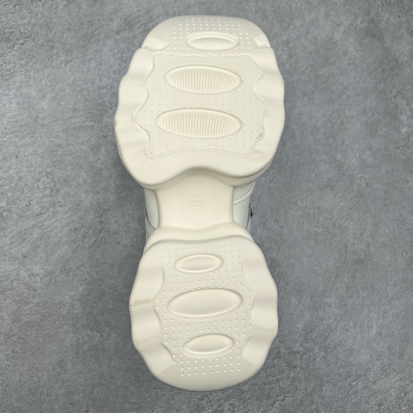 图片[9]-GG-CC Chunky Low白鹿同款独星球 2024新款GGCC低帮复古厚底增高老爹鞋 时髦look轻松定格 不费力展现率性氛围 原版正确大底 高档银盒 酷帅机能风不规则设计大底 8CM 增高厚底 大长腿既视感轻松拿捏 货号：G24X9833 尺码：35 36 37 38 39 40-选品中心