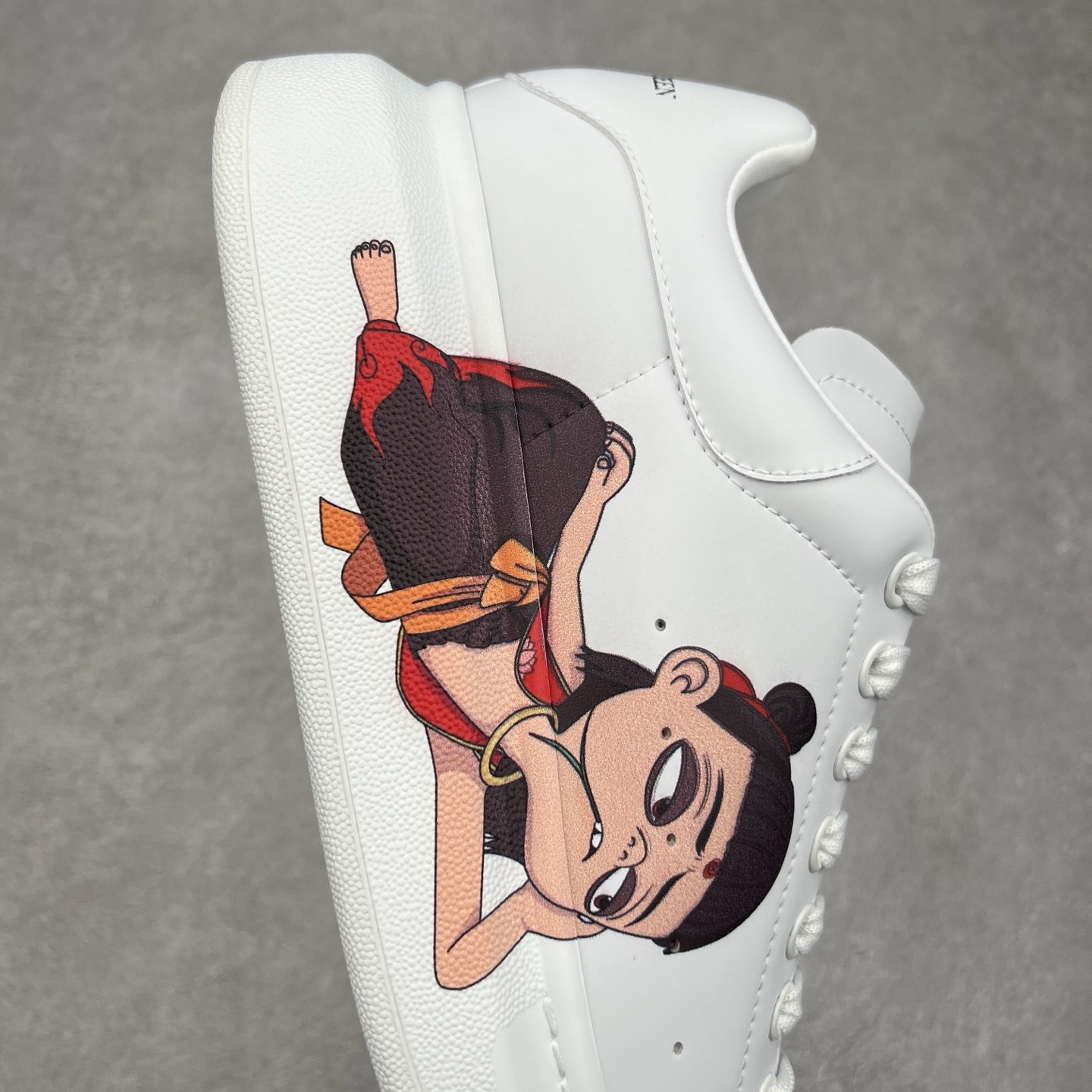 图片[6]-Alexander McQueen 亚历山大麦昆小白鞋 哪吒定制款 全套专柜包装物及配件(附送快递加固牛皮纸盒)右脚鞋面嵌入核心防伪芯片装置,秒杀市面文案版本 支持NFC原码独立扫描 采用丝绸硬质头层小牛皮鞋面材质 内外超软小羊皮贴脚透气及超软PU脚感乳胶物料鞋 外置原抽真空高密度增高底 白色光滑牛皮革系带运动鞋，圆头设计，鞋跟点缀黑色绒面革细节。搭配宽扁鞋带，鞋舌和后帮饰有 Alexander McQueen 品牌标志。阔型橡胶鞋底。运动鞋另配一副鞋带材料 100% 小牛皮 所有细节与原版一致 尺码：35 36 37 38 39 40 41 42 43 44 45-选品中心