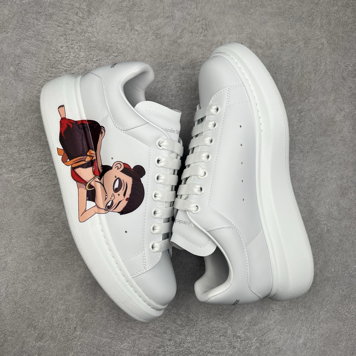 图片[3]-Alexander McQueen 亚历山大麦昆小白鞋 哪吒定制款 全套专柜包装物及配件(附送快递加固牛皮纸盒)右脚鞋面嵌入核心防伪芯片装置,秒杀市面文案版本 支持NFC原码独立扫描 采用丝绸硬质头层小牛皮鞋面材质 内外超软小羊皮贴脚透气及超软PU脚感乳胶物料鞋 外置原抽真空高密度增高底 白色光滑牛皮革系带运动鞋，圆头设计，鞋跟点缀黑色绒面革细节。搭配宽扁鞋带，鞋舌和后帮饰有 Alexander McQueen 品牌标志。阔型橡胶鞋底。运动鞋另配一副鞋带材料 100% 小牛皮 所有细节与原版一致 尺码：35 36 37 38 39 40 41 42 43 44 45-选品中心