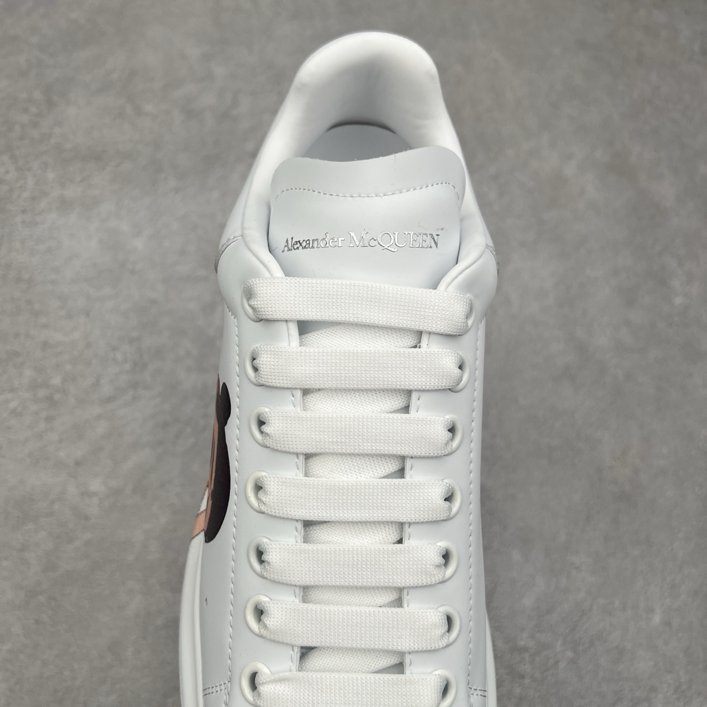 图片[5]-Alexander McQueen 亚历山大麦昆小白鞋 哪吒定制款 全套专柜包装物及配件(附送快递加固牛皮纸盒)右脚鞋面嵌入核心防伪芯片装置,秒杀市面文案版本 支持NFC原码独立扫描 采用丝绸硬质头层小牛皮鞋面材质 内外超软小羊皮贴脚透气及超软PU脚感乳胶物料鞋 外置原抽真空高密度增高底 白色光滑牛皮革系带运动鞋，圆头设计，鞋跟点缀黑色绒面革细节。搭配宽扁鞋带，鞋舌和后帮饰有 Alexander McQueen 品牌标志。阔型橡胶鞋底。运动鞋另配一副鞋带材料 100% 小牛皮 所有细节与原版一致 尺码：35 36 37 38 39 40 41 42 43 44 45-选品中心