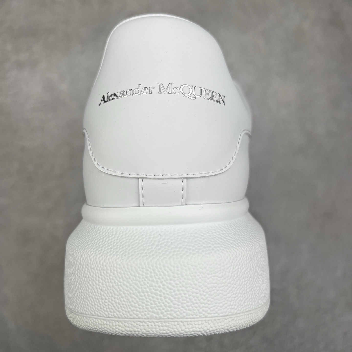 图片[8]-Alexander McQueen 亚历山大麦昆小白鞋 哪吒定制款 全套专柜包装物及配件(附送快递加固牛皮纸盒)右脚鞋面嵌入核心防伪芯片装置,秒杀市面文案版本 支持NFC原码独立扫描 采用丝绸硬质头层小牛皮鞋面材质 内外超软小羊皮贴脚透气及超软PU脚感乳胶物料鞋 外置原抽真空高密度增高底 白色光滑牛皮革系带运动鞋，圆头设计，鞋跟点缀黑色绒面革细节。搭配宽扁鞋带，鞋舌和后帮饰有 Alexander McQueen 品牌标志。阔型橡胶鞋底。运动鞋另配一副鞋带材料 100% 小牛皮 所有细节与原版一致 尺码：35 36 37 38 39 40 41 42 43 44 45-选品中心