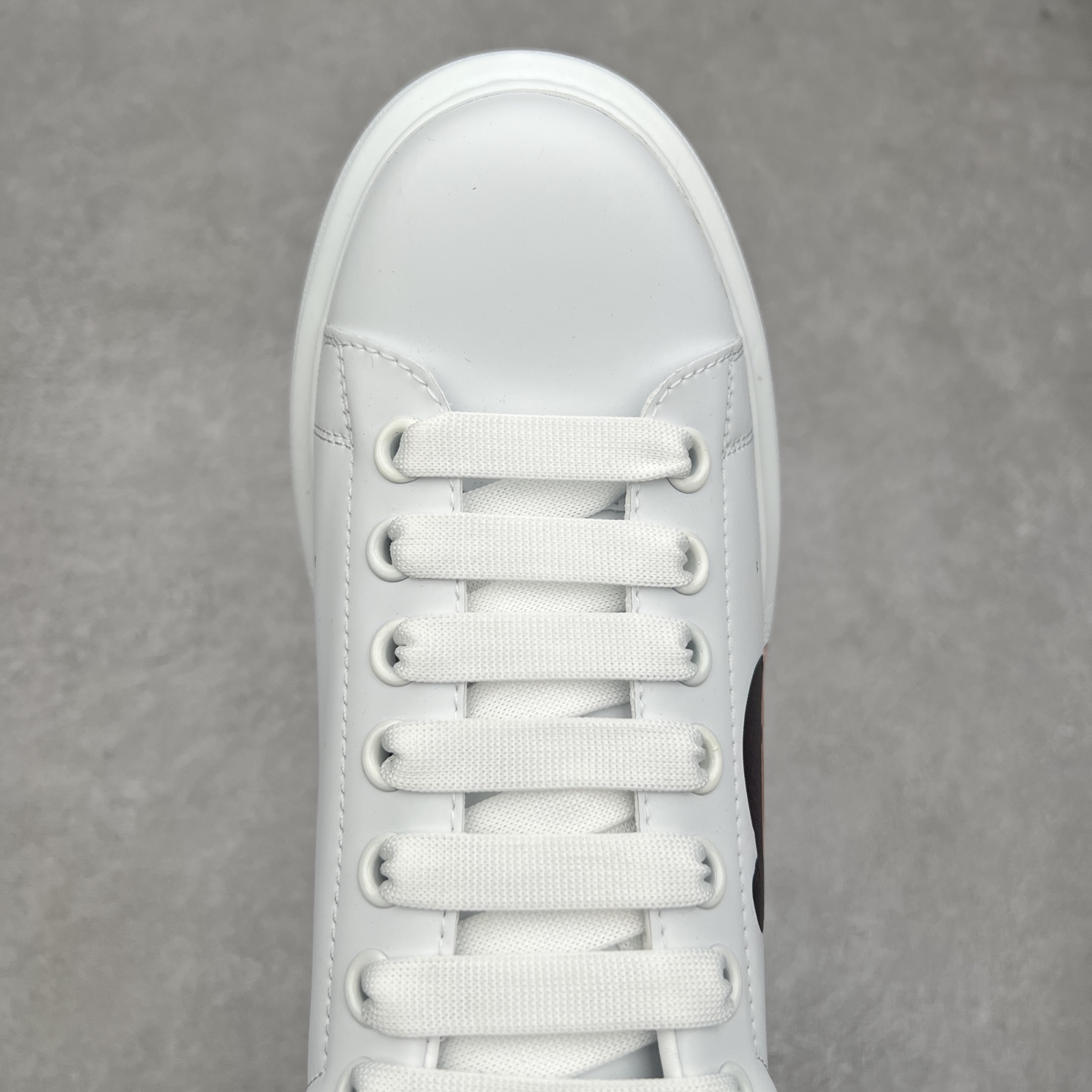 图片[4]-Alexander McQueen 亚历山大麦昆小白鞋 哪吒定制款 全套专柜包装物及配件(附送快递加固牛皮纸盒)右脚鞋面嵌入核心防伪芯片装置,秒杀市面文案版本 支持NFC原码独立扫描 采用丝绸硬质头层小牛皮鞋面材质 内外超软小羊皮贴脚透气及超软PU脚感乳胶物料鞋 外置原抽真空高密度增高底 白色光滑牛皮革系带运动鞋，圆头设计，鞋跟点缀黑色绒面革细节。搭配宽扁鞋带，鞋舌和后帮饰有 Alexander McQueen 品牌标志。阔型橡胶鞋底。运动鞋另配一副鞋带材料 100% 小牛皮 所有细节与原版一致 尺码：35 36 37 38 39 40 41 42 43 44 45-选品中心