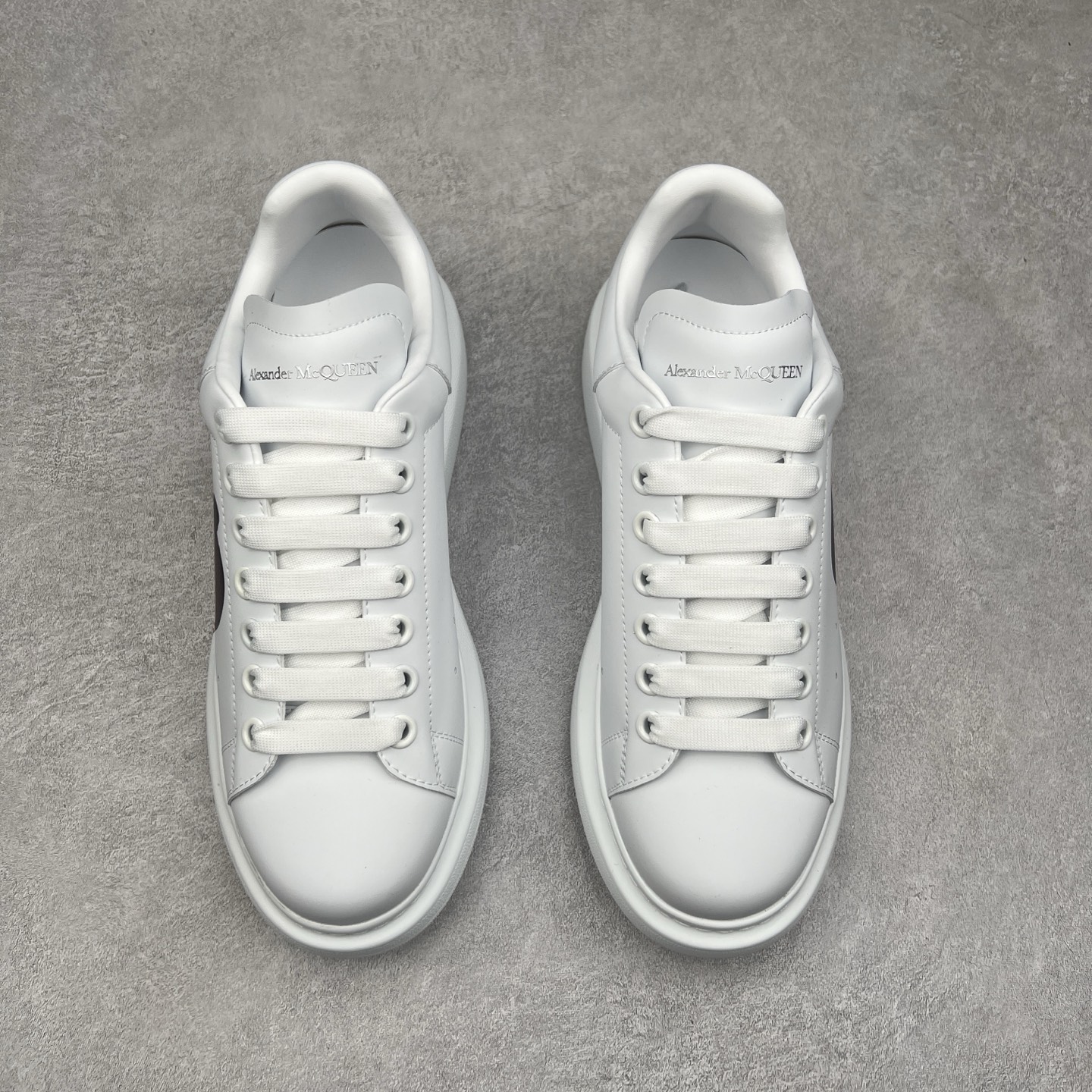 图片[2]-Alexander McQueen 亚历山大麦昆小白鞋 哪吒定制款 全套专柜包装物及配件(附送快递加固牛皮纸盒)右脚鞋面嵌入核心防伪芯片装置,秒杀市面文案版本 支持NFC原码独立扫描 采用丝绸硬质头层小牛皮鞋面材质 内外超软小羊皮贴脚透气及超软PU脚感乳胶物料鞋 外置原抽真空高密度增高底 白色光滑牛皮革系带运动鞋，圆头设计，鞋跟点缀黑色绒面革细节。搭配宽扁鞋带，鞋舌和后帮饰有 Alexander McQueen 品牌标志。阔型橡胶鞋底。运动鞋另配一副鞋带材料 100% 小牛皮 所有细节与原版一致 尺码：35 36 37 38 39 40 41 42 43 44 45-选品中心