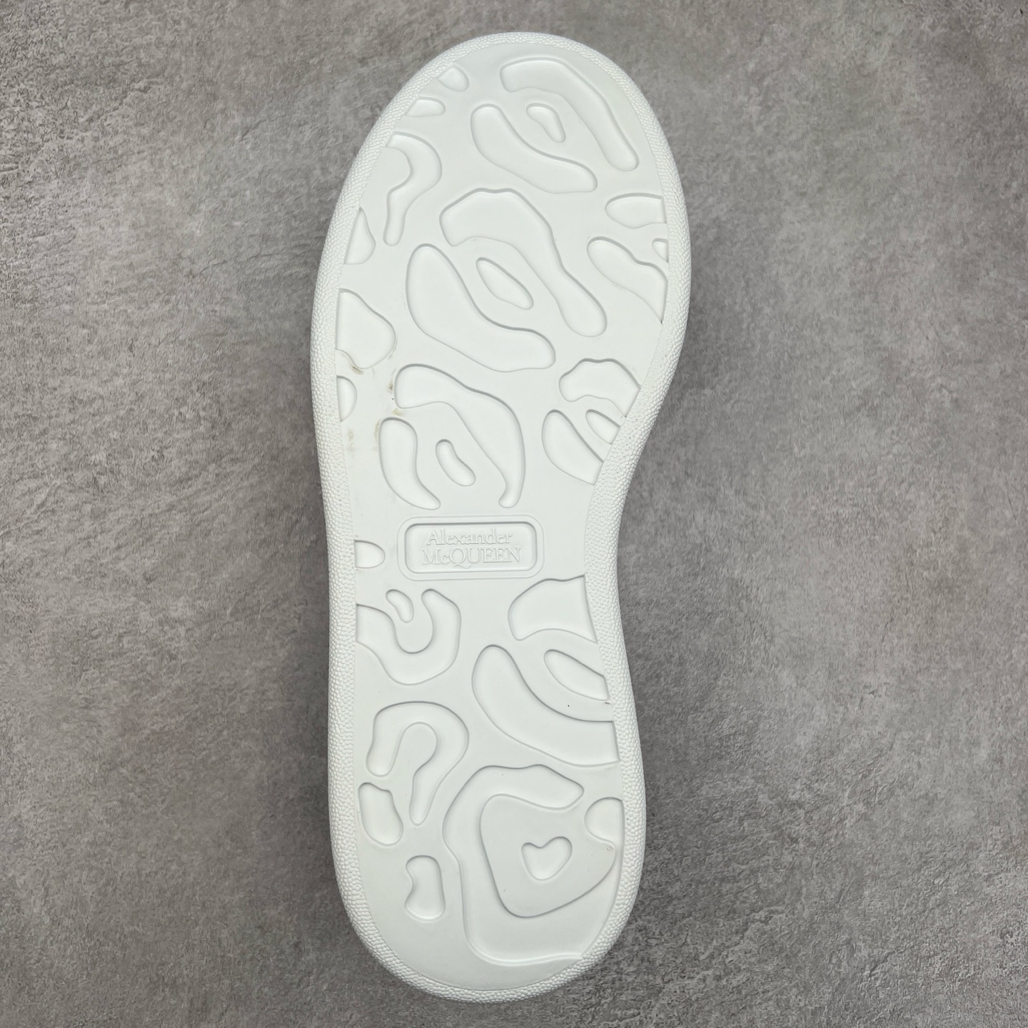 图片[9]-Alexander McQueen 亚历山大麦昆小白鞋 哪吒定制款 全套专柜包装物及配件(附送快递加固牛皮纸盒)右脚鞋面嵌入核心防伪芯片装置,秒杀市面文案版本 支持NFC原码独立扫描 采用丝绸硬质头层小牛皮鞋面材质 内外超软小羊皮贴脚透气及超软PU脚感乳胶物料鞋 外置原抽真空高密度增高底 白色光滑牛皮革系带运动鞋，圆头设计，鞋跟点缀黑色绒面革细节。搭配宽扁鞋带，鞋舌和后帮饰有 Alexander McQueen 品牌标志。阔型橡胶鞋底。运动鞋另配一副鞋带材料 100% 小牛皮 所有细节与原版一致 尺码：35 36 37 38 39 40 41 42 43 44 45-选品中心