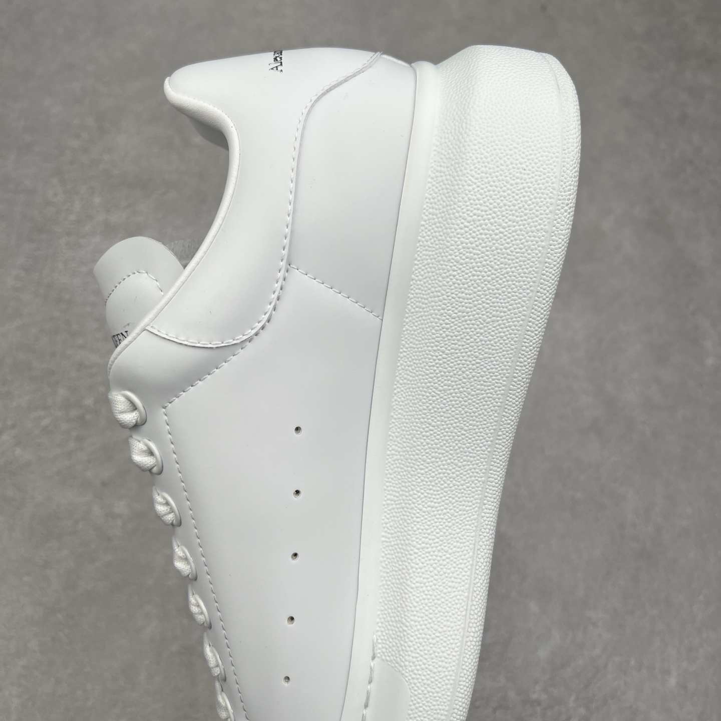 图片[7]-Alexander McQueen 亚历山大麦昆小白鞋 哪吒定制款 全套专柜包装物及配件(附送快递加固牛皮纸盒)右脚鞋面嵌入核心防伪芯片装置,秒杀市面文案版本 支持NFC原码独立扫描 采用丝绸硬质头层小牛皮鞋面材质 内外超软小羊皮贴脚透气及超软PU脚感乳胶物料鞋 外置原抽真空高密度增高底 白色光滑牛皮革系带运动鞋，圆头设计，鞋跟点缀黑色绒面革细节。搭配宽扁鞋带，鞋舌和后帮饰有 Alexander McQueen 品牌标志。阔型橡胶鞋底。运动鞋另配一副鞋带材料 100% 小牛皮 所有细节与原版一致 尺码：35 36 37 38 39 40 41 42 43 44 45-选品中心