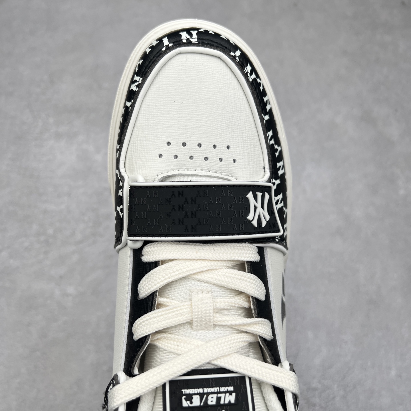 图片[4]-＃DT MLB Chunky Liner Basic 复古印花学长鞋系列低帮轻量增高厚底百搭休闲运动慢跑鞋板鞋 Korea韩国联名NY美国榄球纽约洋基队限定 目前可过轻松秒过各类鉴定 能操作的私聊 韩国代购专供 左脚内置NFC感应 区别市面贴纸假芯片 MLB专用菱形双针中底布 重点细节中底布带注胶孔 原厂NFC感应吊牌 支持鉴定 一个两位数 原盒原标 全套原楦原纸板原厂数据开发 中韩文保养标贴 绿色防霉片 平台代购专供 独家一比一RB+MD组合大底 高频后跟小人Logo精准对位立体饱满 正确网布加超迁鞋面 转印中底走线紧密 转印Logo工艺表层防刮不掉色 尺码：35 36 36.5 37.5 38 38.5 39 40 40.5 41 42 42.5 43 44 44.5 45-选品中心