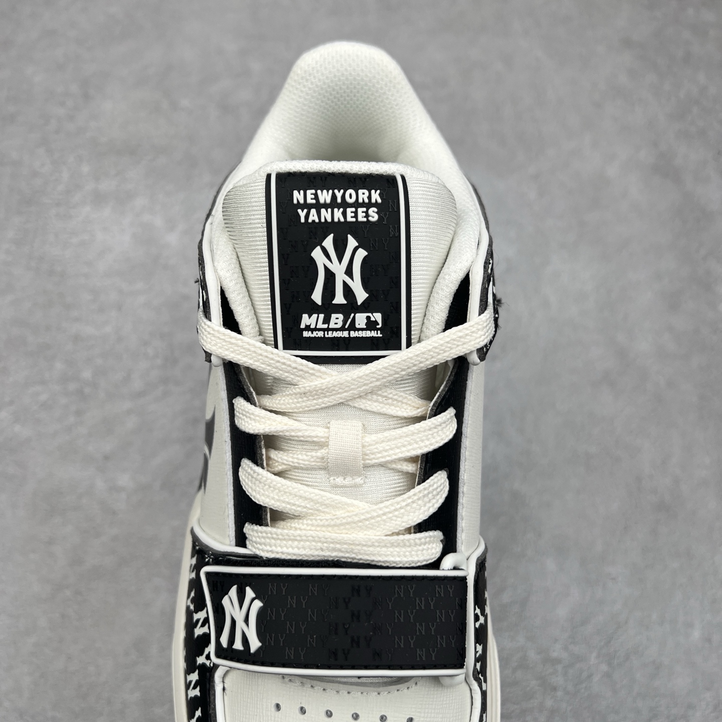 图片[5]-＃DT MLB Chunky Liner Basic 复古印花学长鞋系列低帮轻量增高厚底百搭休闲运动慢跑鞋板鞋 Korea韩国联名NY美国榄球纽约洋基队限定 目前可过轻松秒过各类鉴定 能操作的私聊 韩国代购专供 左脚内置NFC感应 区别市面贴纸假芯片 MLB专用菱形双针中底布 重点细节中底布带注胶孔 原厂NFC感应吊牌 支持鉴定 一个两位数 原盒原标 全套原楦原纸板原厂数据开发 中韩文保养标贴 绿色防霉片 平台代购专供 独家一比一RB+MD组合大底 高频后跟小人Logo精准对位立体饱满 正确网布加超迁鞋面 转印中底走线紧密 转印Logo工艺表层防刮不掉色 尺码：35 36 36.5 37.5 38 38.5 39 40 40.5 41 42 42.5 43 44 44.5 45-选品中心