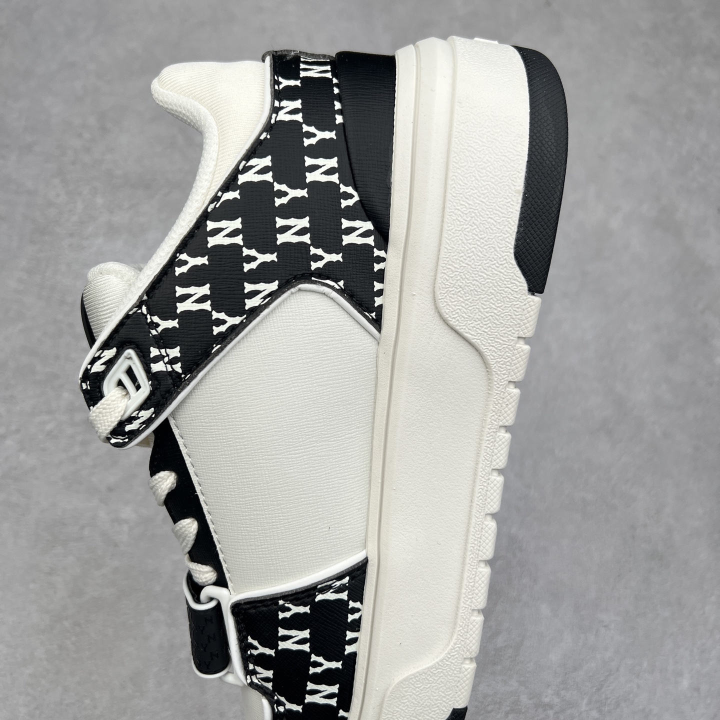 图片[7]-＃DT MLB Chunky Liner Basic 复古印花学长鞋系列低帮轻量增高厚底百搭休闲运动慢跑鞋板鞋 Korea韩国联名NY美国榄球纽约洋基队限定 目前可过轻松秒过各类鉴定 能操作的私聊 韩国代购专供 左脚内置NFC感应 区别市面贴纸假芯片 MLB专用菱形双针中底布 重点细节中底布带注胶孔 原厂NFC感应吊牌 支持鉴定 一个两位数 原盒原标 全套原楦原纸板原厂数据开发 中韩文保养标贴 绿色防霉片 平台代购专供 独家一比一RB+MD组合大底 高频后跟小人Logo精准对位立体饱满 正确网布加超迁鞋面 转印中底走线紧密 转印Logo工艺表层防刮不掉色 尺码：35 36 36.5 37.5 38 38.5 39 40 40.5 41 42 42.5 43 44 44.5 45-选品中心