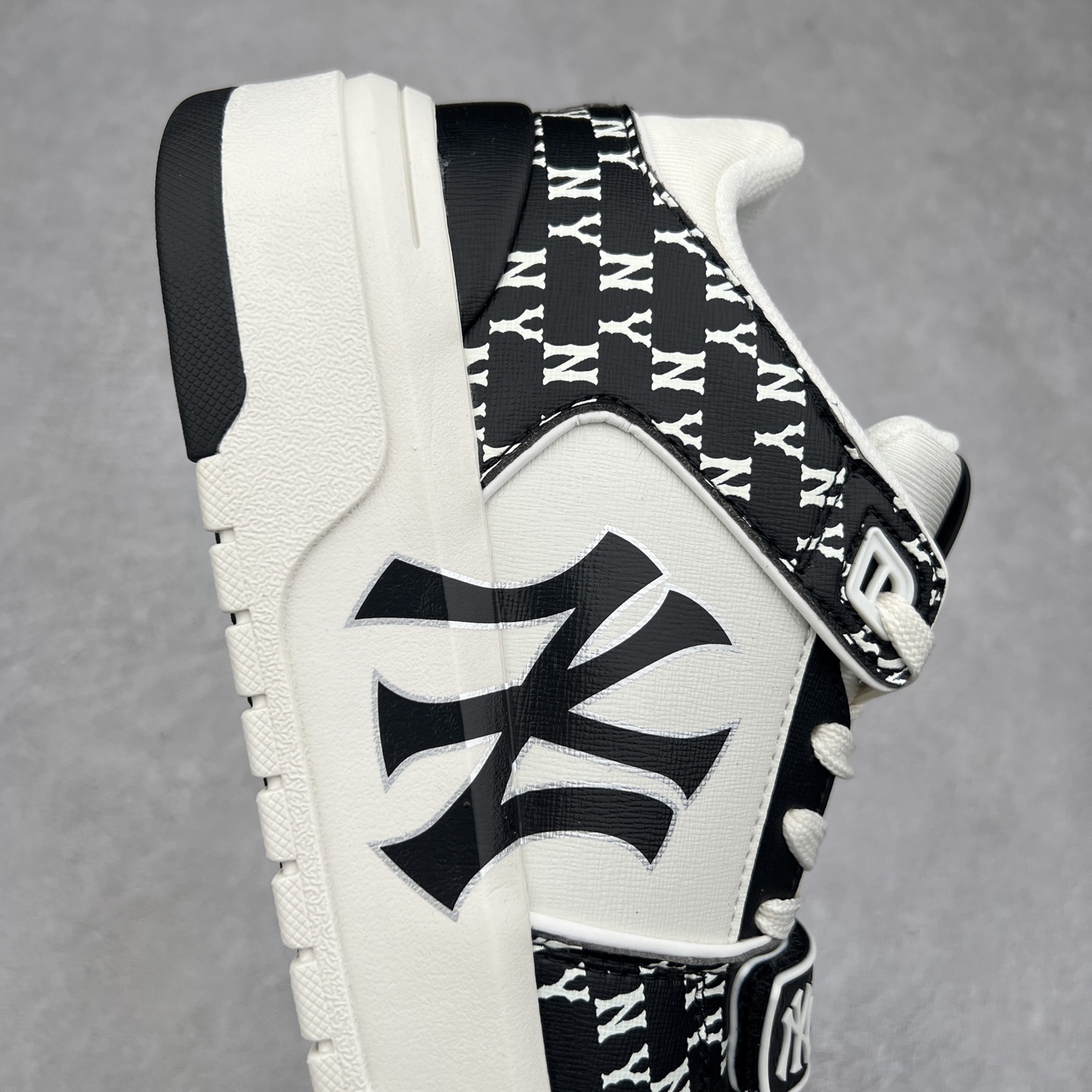 图片[6]-＃DT MLB Chunky Liner Basic 复古印花学长鞋系列低帮轻量增高厚底百搭休闲运动慢跑鞋板鞋 Korea韩国联名NY美国榄球纽约洋基队限定 目前可过轻松秒过各类鉴定 能操作的私聊 韩国代购专供 左脚内置NFC感应 区别市面贴纸假芯片 MLB专用菱形双针中底布 重点细节中底布带注胶孔 原厂NFC感应吊牌 支持鉴定 一个两位数 原盒原标 全套原楦原纸板原厂数据开发 中韩文保养标贴 绿色防霉片 平台代购专供 独家一比一RB+MD组合大底 高频后跟小人Logo精准对位立体饱满 正确网布加超迁鞋面 转印中底走线紧密 转印Logo工艺表层防刮不掉色 尺码：35 36 36.5 37.5 38 38.5 39 40 40.5 41 42 42.5 43 44 44.5 45-选品中心