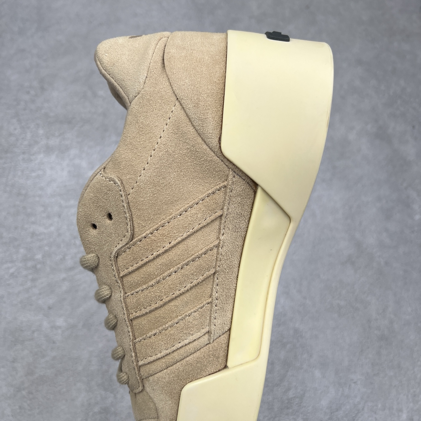 图片[7]-Fear Of God x AD Athletics Forum 86 Low 罗马改良系列低帮增高复古系带百搭休闲运动板鞋 FOG联名 IE6213 除去推出一些新鞋款，Jerry Lorenzo 对于 adidas 经典鞋款的再度演绎也是不容忽视。最近曝光的 Fear of God x Forum 86 Lo 将 Forum 86 的复古鞋面改造为高品质绒面革，并为其搭配了极其特殊的超厚乳白色生胶底，这样的厚度不仅使得整双鞋履的造型感在当下的潮流语境中更为协调，其「增高」妙处也是无需赘言。实拍调校N版已经零色差零失真 百分百还原实物色彩所见即所得 不存在货不对板色差等低级问题 选购参考实物拍摄 不混卖不参货 只用心做好货严格选品 承诺混一赔十 尺码：36 36.5 37.5 38 38.5 39 40 40.5 41 42 42.5 43 44 44.5 45 46-选品中心