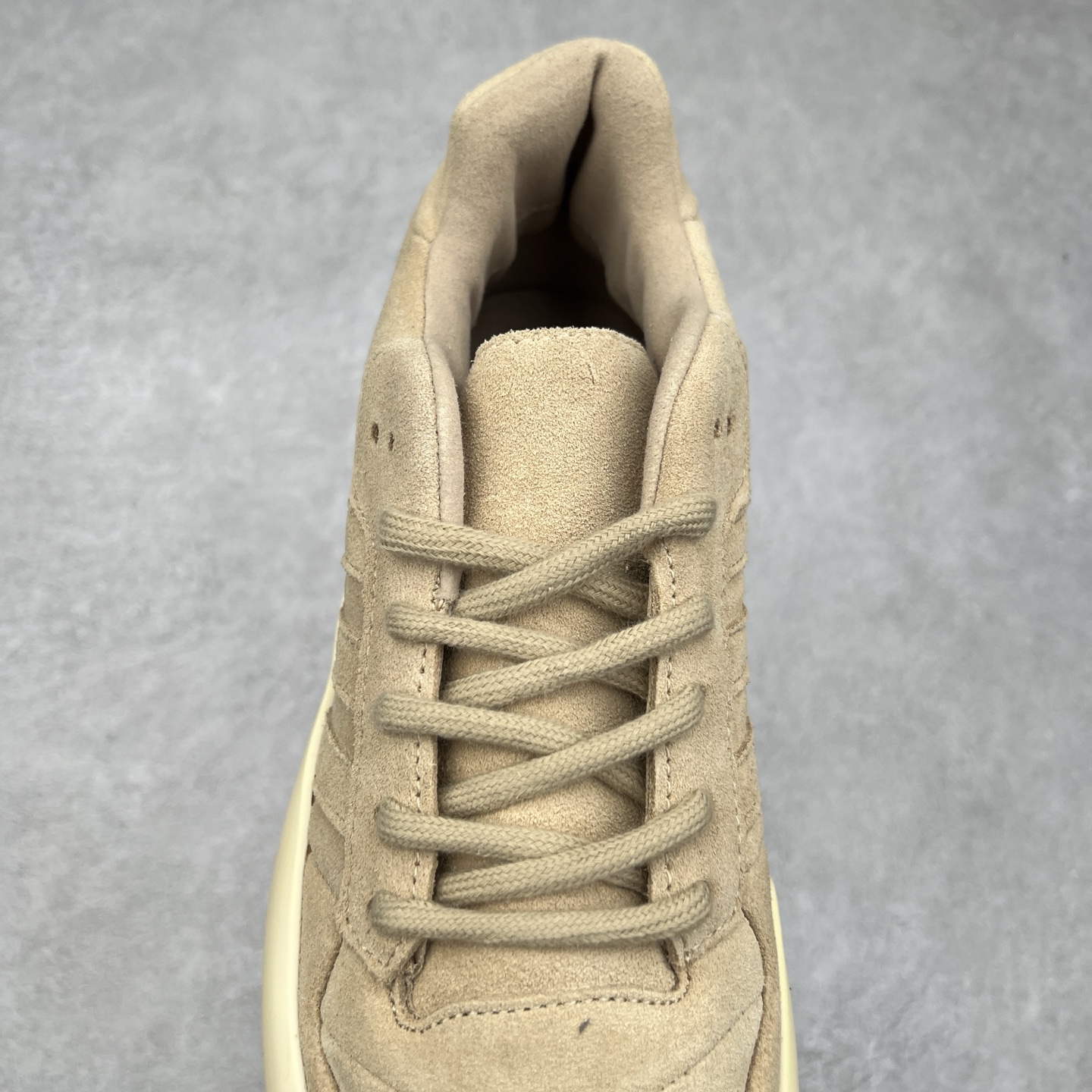 图片[5]-Fear Of God x AD Athletics Forum 86 Low 罗马改良系列低帮增高复古系带百搭休闲运动板鞋 FOG联名 IE6213 除去推出一些新鞋款，Jerry Lorenzo 对于 adidas 经典鞋款的再度演绎也是不容忽视。最近曝光的 Fear of God x Forum 86 Lo 将 Forum 86 的复古鞋面改造为高品质绒面革，并为其搭配了极其特殊的超厚乳白色生胶底，这样的厚度不仅使得整双鞋履的造型感在当下的潮流语境中更为协调，其「增高」妙处也是无需赘言。实拍调校N版已经零色差零失真 百分百还原实物色彩所见即所得 不存在货不对板色差等低级问题 选购参考实物拍摄 不混卖不参货 只用心做好货严格选品 承诺混一赔十 尺码：36 36.5 37.5 38 38.5 39 40 40.5 41 42 42.5 43 44 44.5 45 46-选品中心