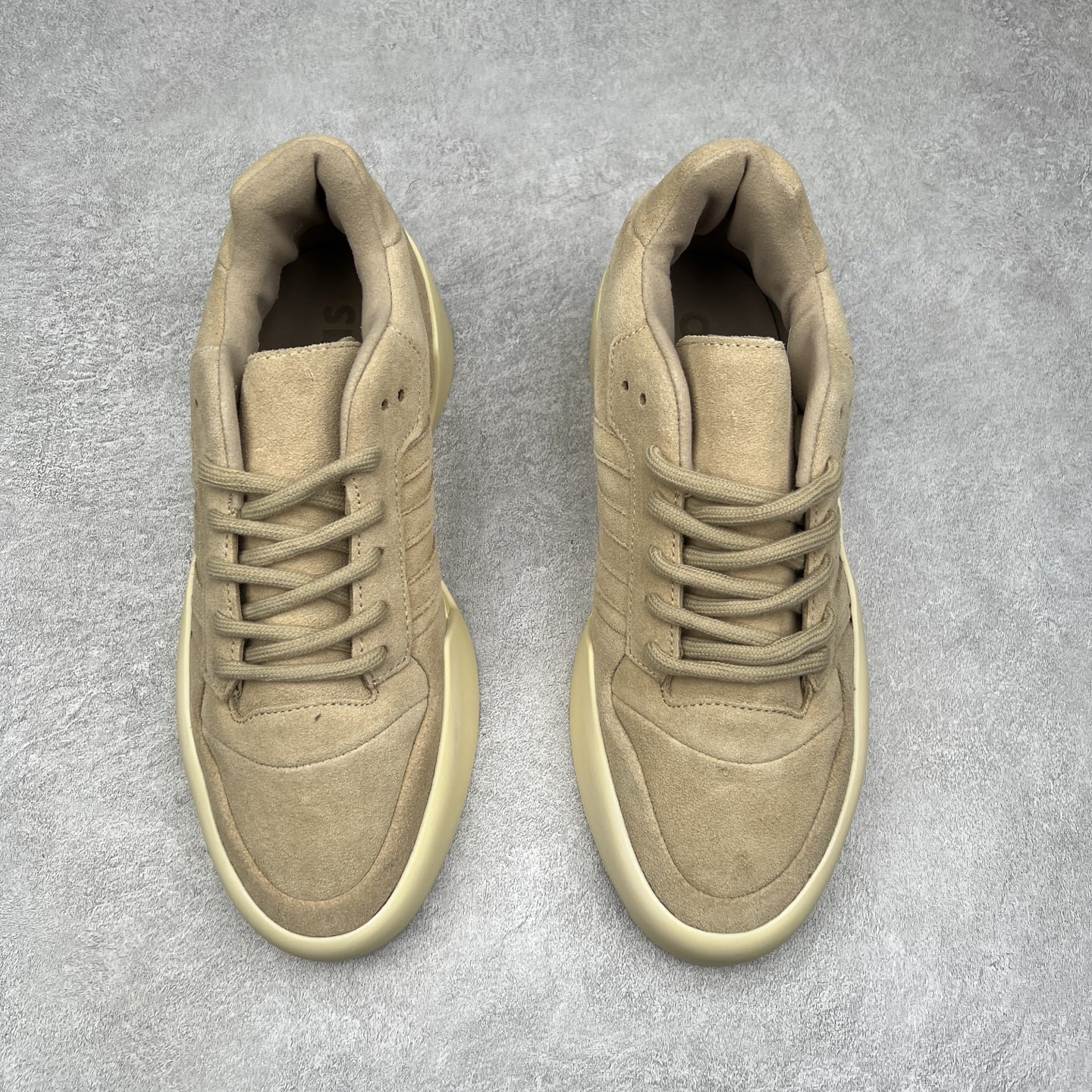 图片[2]-Fear Of God x AD Athletics Forum 86 Low 罗马改良系列低帮增高复古系带百搭休闲运动板鞋 FOG联名 IE6213 除去推出一些新鞋款，Jerry Lorenzo 对于 adidas 经典鞋款的再度演绎也是不容忽视。最近曝光的 Fear of God x Forum 86 Lo 将 Forum 86 的复古鞋面改造为高品质绒面革，并为其搭配了极其特殊的超厚乳白色生胶底，这样的厚度不仅使得整双鞋履的造型感在当下的潮流语境中更为协调，其「增高」妙处也是无需赘言。实拍调校N版已经零色差零失真 百分百还原实物色彩所见即所得 不存在货不对板色差等低级问题 选购参考实物拍摄 不混卖不参货 只用心做好货严格选品 承诺混一赔十 尺码：36 36.5 37.5 38 38.5 39 40 40.5 41 42 42.5 43 44 44.5 45 46-选品中心