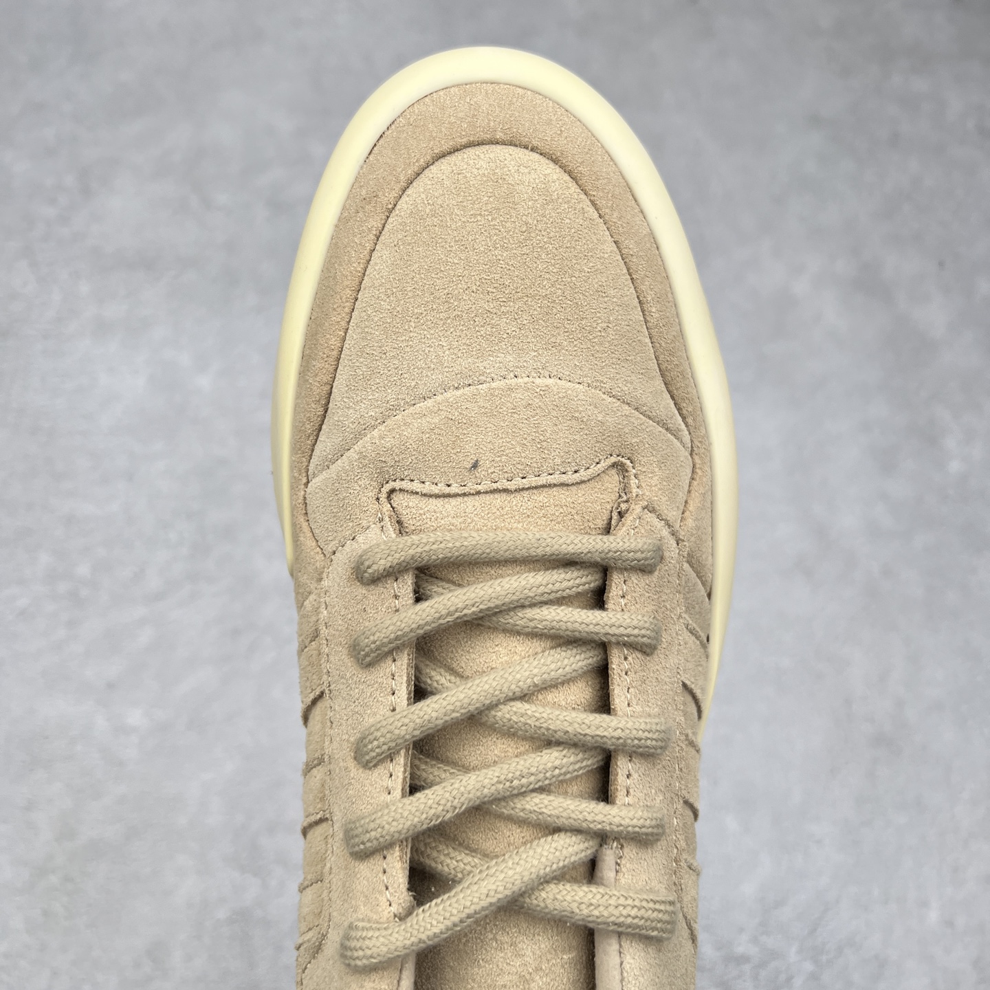 图片[4]-Fear Of God x AD Athletics Forum 86 Low 罗马改良系列低帮增高复古系带百搭休闲运动板鞋 FOG联名 IE6213 除去推出一些新鞋款，Jerry Lorenzo 对于 adidas 经典鞋款的再度演绎也是不容忽视。最近曝光的 Fear of God x Forum 86 Lo 将 Forum 86 的复古鞋面改造为高品质绒面革，并为其搭配了极其特殊的超厚乳白色生胶底，这样的厚度不仅使得整双鞋履的造型感在当下的潮流语境中更为协调，其「增高」妙处也是无需赘言。实拍调校N版已经零色差零失真 百分百还原实物色彩所见即所得 不存在货不对板色差等低级问题 选购参考实物拍摄 不混卖不参货 只用心做好货严格选品 承诺混一赔十 尺码：36 36.5 37.5 38 38.5 39 40 40.5 41 42 42.5 43 44 44.5 45 46-选品中心