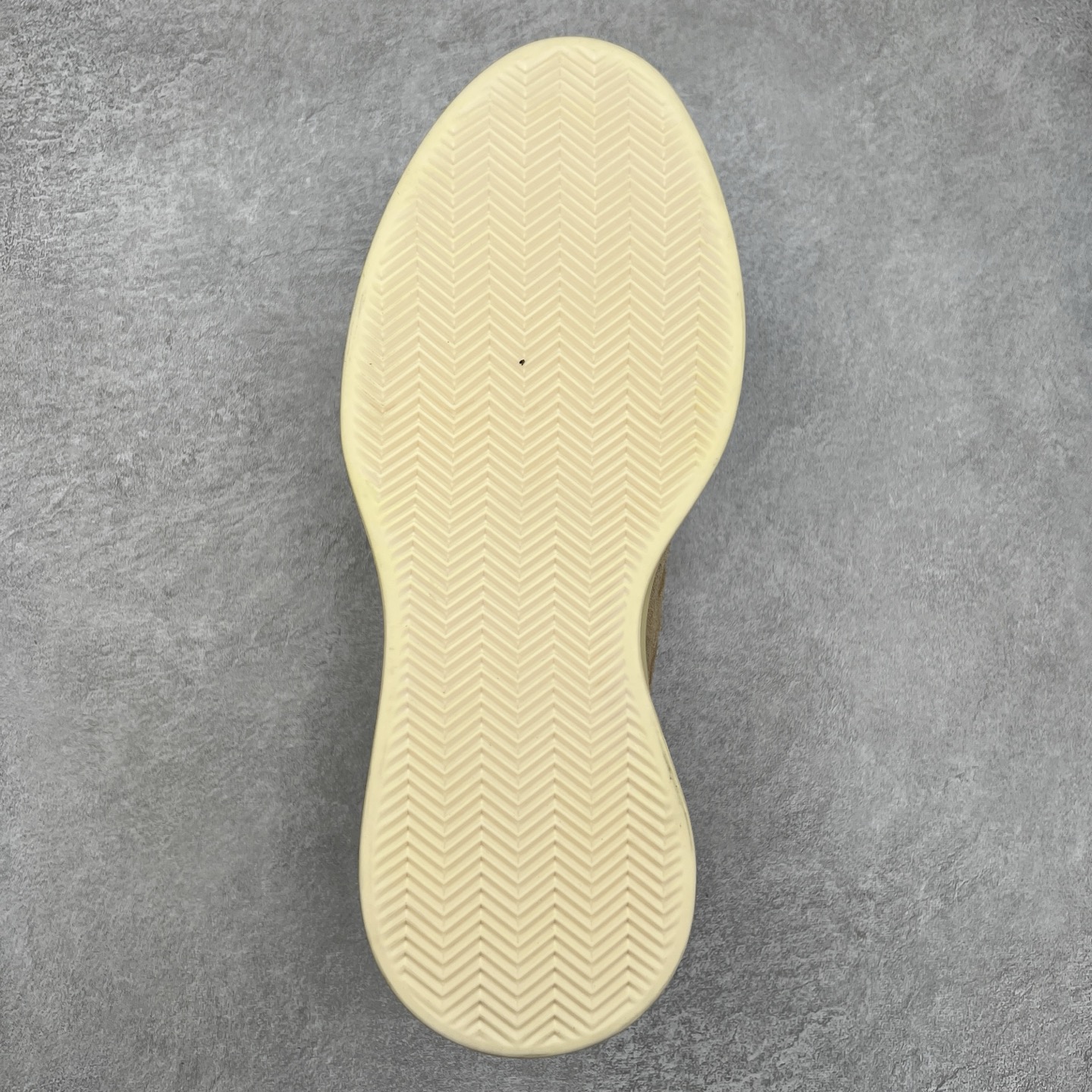 图片[9]-Fear Of God x AD Athletics Forum 86 Low 罗马改良系列低帮增高复古系带百搭休闲运动板鞋 FOG联名 IE6213 除去推出一些新鞋款，Jerry Lorenzo 对于 adidas 经典鞋款的再度演绎也是不容忽视。最近曝光的 Fear of God x Forum 86 Lo 将 Forum 86 的复古鞋面改造为高品质绒面革，并为其搭配了极其特殊的超厚乳白色生胶底，这样的厚度不仅使得整双鞋履的造型感在当下的潮流语境中更为协调，其「增高」妙处也是无需赘言。实拍调校N版已经零色差零失真 百分百还原实物色彩所见即所得 不存在货不对板色差等低级问题 选购参考实物拍摄 不混卖不参货 只用心做好货严格选品 承诺混一赔十 尺码：36 36.5 37.5 38 38.5 39 40 40.5 41 42 42.5 43 44 44.5 45 46-选品中心