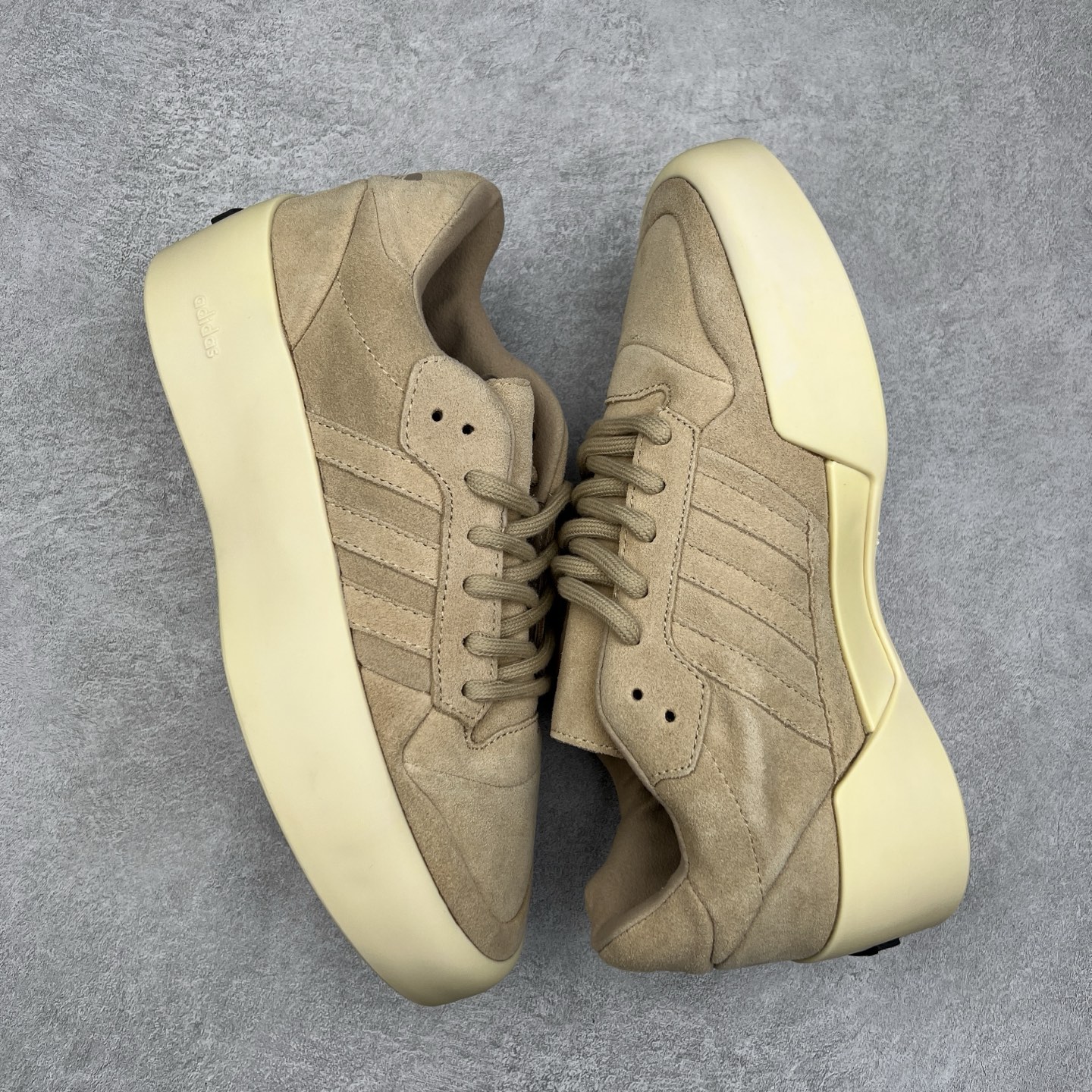 图片[3]-Fear Of God x AD Athletics Forum 86 Low 罗马改良系列低帮增高复古系带百搭休闲运动板鞋 FOG联名 IE6213 除去推出一些新鞋款，Jerry Lorenzo 对于 adidas 经典鞋款的再度演绎也是不容忽视。最近曝光的 Fear of God x Forum 86 Lo 将 Forum 86 的复古鞋面改造为高品质绒面革，并为其搭配了极其特殊的超厚乳白色生胶底，这样的厚度不仅使得整双鞋履的造型感在当下的潮流语境中更为协调，其「增高」妙处也是无需赘言。实拍调校N版已经零色差零失真 百分百还原实物色彩所见即所得 不存在货不对板色差等低级问题 选购参考实物拍摄 不混卖不参货 只用心做好货严格选品 承诺混一赔十 尺码：36 36.5 37.5 38 38.5 39 40 40.5 41 42 42.5 43 44 44.5 45 46-选品中心