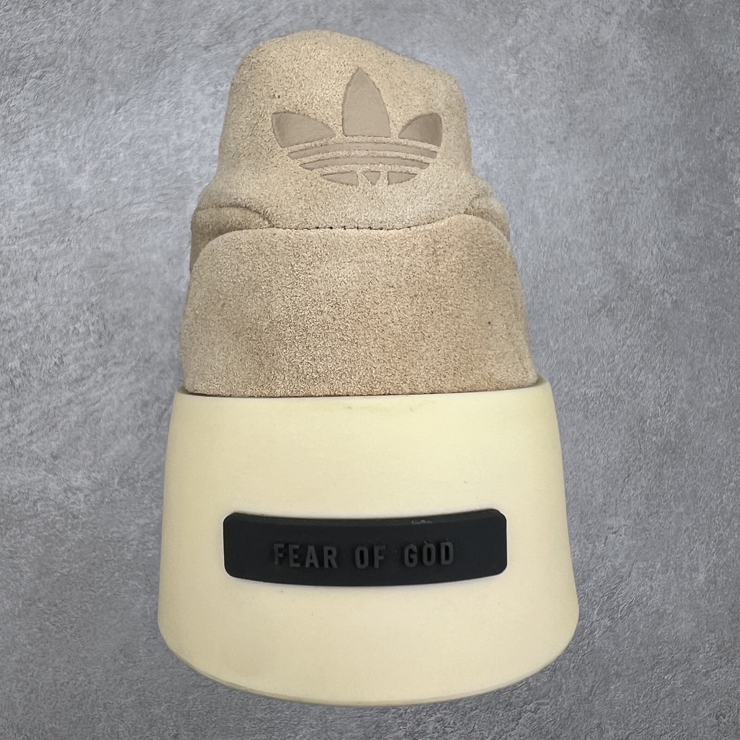 图片[8]-Fear Of God x AD Athletics Forum 86 Low 罗马改良系列低帮增高复古系带百搭休闲运动板鞋 FOG联名 IE6213 除去推出一些新鞋款，Jerry Lorenzo 对于 adidas 经典鞋款的再度演绎也是不容忽视。最近曝光的 Fear of God x Forum 86 Lo 将 Forum 86 的复古鞋面改造为高品质绒面革，并为其搭配了极其特殊的超厚乳白色生胶底，这样的厚度不仅使得整双鞋履的造型感在当下的潮流语境中更为协调，其「增高」妙处也是无需赘言。实拍调校N版已经零色差零失真 百分百还原实物色彩所见即所得 不存在货不对板色差等低级问题 选购参考实物拍摄 不混卖不参货 只用心做好货严格选品 承诺混一赔十 尺码：36 36.5 37.5 38 38.5 39 40 40.5 41 42 42.5 43 44 44.5 45 46-选品中心