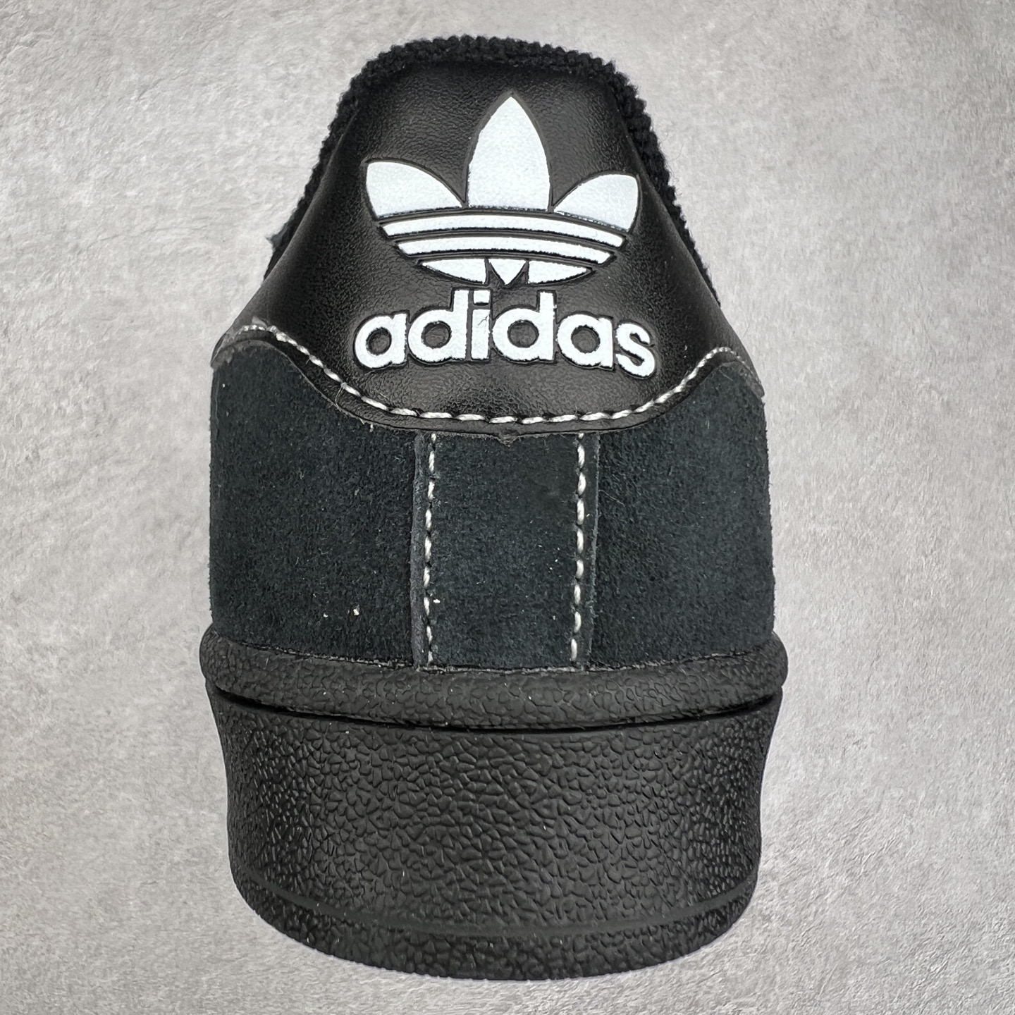 图片[8]-AD Originals Superstar 经典复古贝壳头板鞋 JH5470 诞生于1969年 是第一双将全皮面鞋 身与橡胶鞋头结合在一起的低帮篮球鞋 Superstar最开始 是作为高帮篮球鞋Pro Model的低帮版本而出现的 但因为其独特和醒目的橡胶鞋头造型而让大家熟知 被大家形象地称为\\\”shelltoe\\\”贝壳头 在70年代的美国职业篮球场上 接近3/4的NBA球员都将这双Superstar作为场上用鞋 80年代之后 经过不断的改良和发展 Superstar逐渐成为横跨时装、音乐、街头文化、休闲和运动等各大领域的时尚潮鞋 尺码：36 36.5 37 38 38.5 39 40 40.5 41 42 42.5 43 44 44.5 45-选品中心