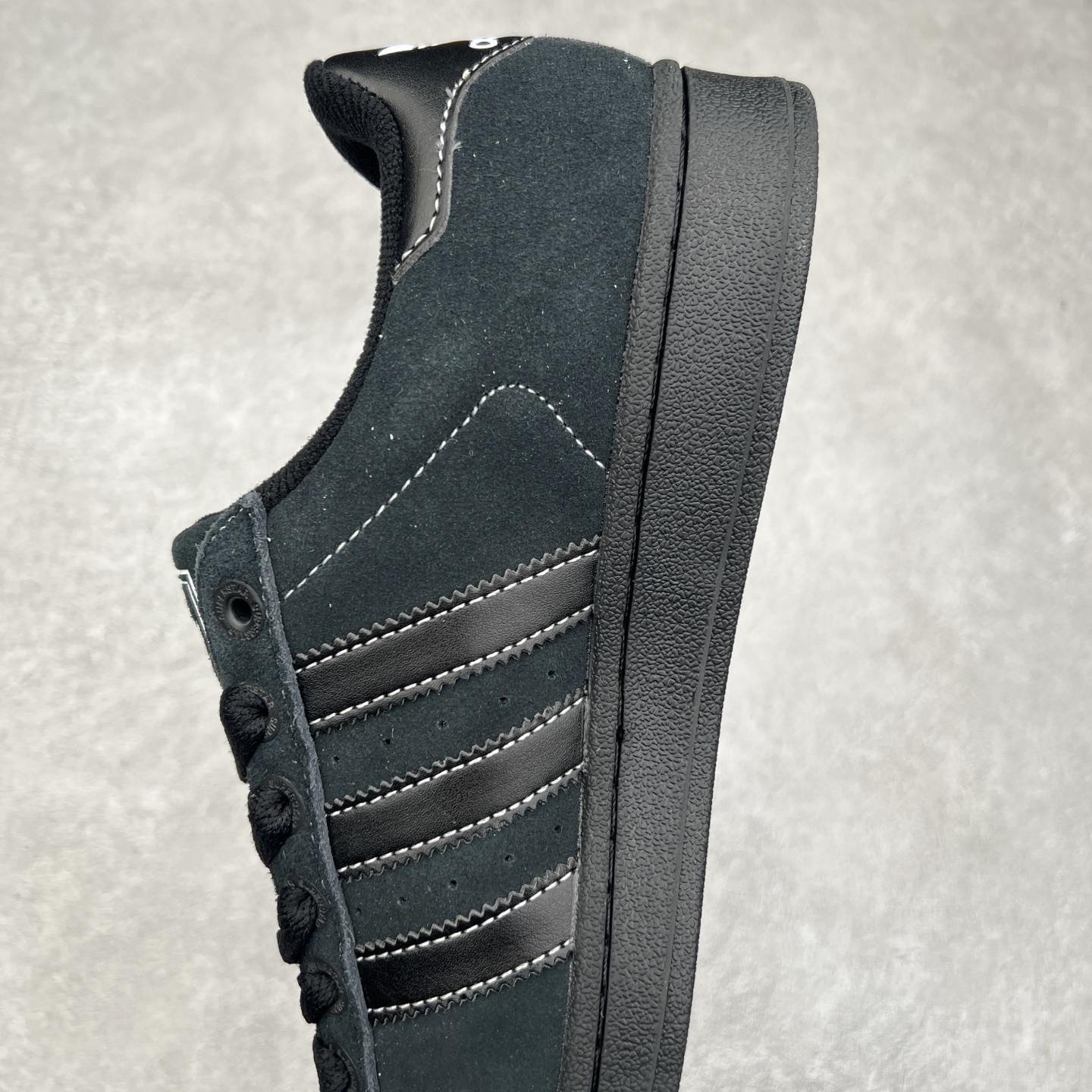 图片[7]-AD Originals Superstar 经典复古贝壳头板鞋 JH5470 诞生于1969年 是第一双将全皮面鞋 身与橡胶鞋头结合在一起的低帮篮球鞋 Superstar最开始 是作为高帮篮球鞋Pro Model的低帮版本而出现的 但因为其独特和醒目的橡胶鞋头造型而让大家熟知 被大家形象地称为\\\”shelltoe\\\”贝壳头 在70年代的美国职业篮球场上 接近3/4的NBA球员都将这双Superstar作为场上用鞋 80年代之后 经过不断的改良和发展 Superstar逐渐成为横跨时装、音乐、街头文化、休闲和运动等各大领域的时尚潮鞋 尺码：36 36.5 37 38 38.5 39 40 40.5 41 42 42.5 43 44 44.5 45-选品中心