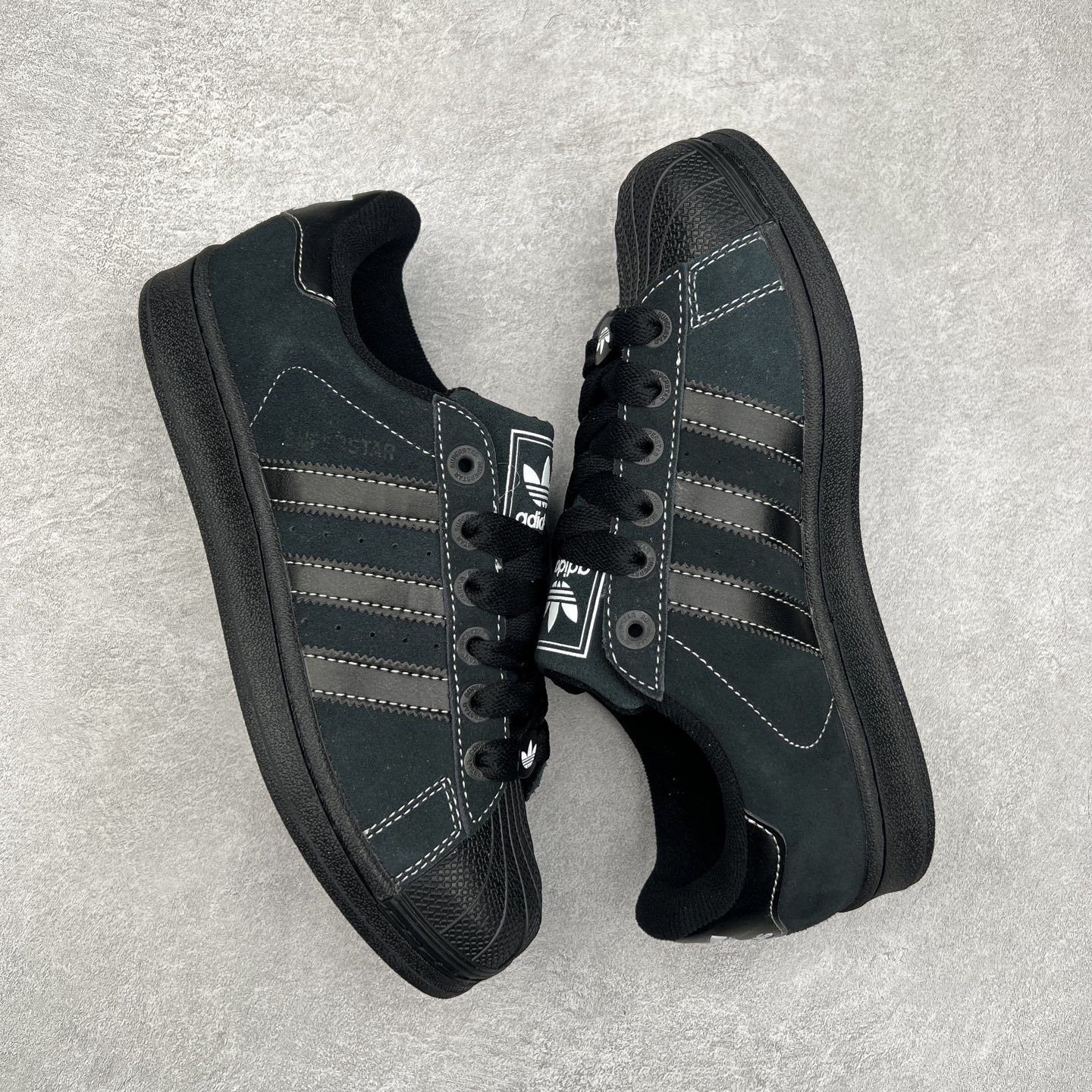 图片[3]-AD Originals Superstar 经典复古贝壳头板鞋 JH5470 诞生于1969年 是第一双将全皮面鞋 身与橡胶鞋头结合在一起的低帮篮球鞋 Superstar最开始 是作为高帮篮球鞋Pro Model的低帮版本而出现的 但因为其独特和醒目的橡胶鞋头造型而让大家熟知 被大家形象地称为\\\”shelltoe\\\”贝壳头 在70年代的美国职业篮球场上 接近3/4的NBA球员都将这双Superstar作为场上用鞋 80年代之后 经过不断的改良和发展 Superstar逐渐成为横跨时装、音乐、街头文化、休闲和运动等各大领域的时尚潮鞋 尺码：36 36.5 37 38 38.5 39 40 40.5 41 42 42.5 43 44 44.5 45-选品中心