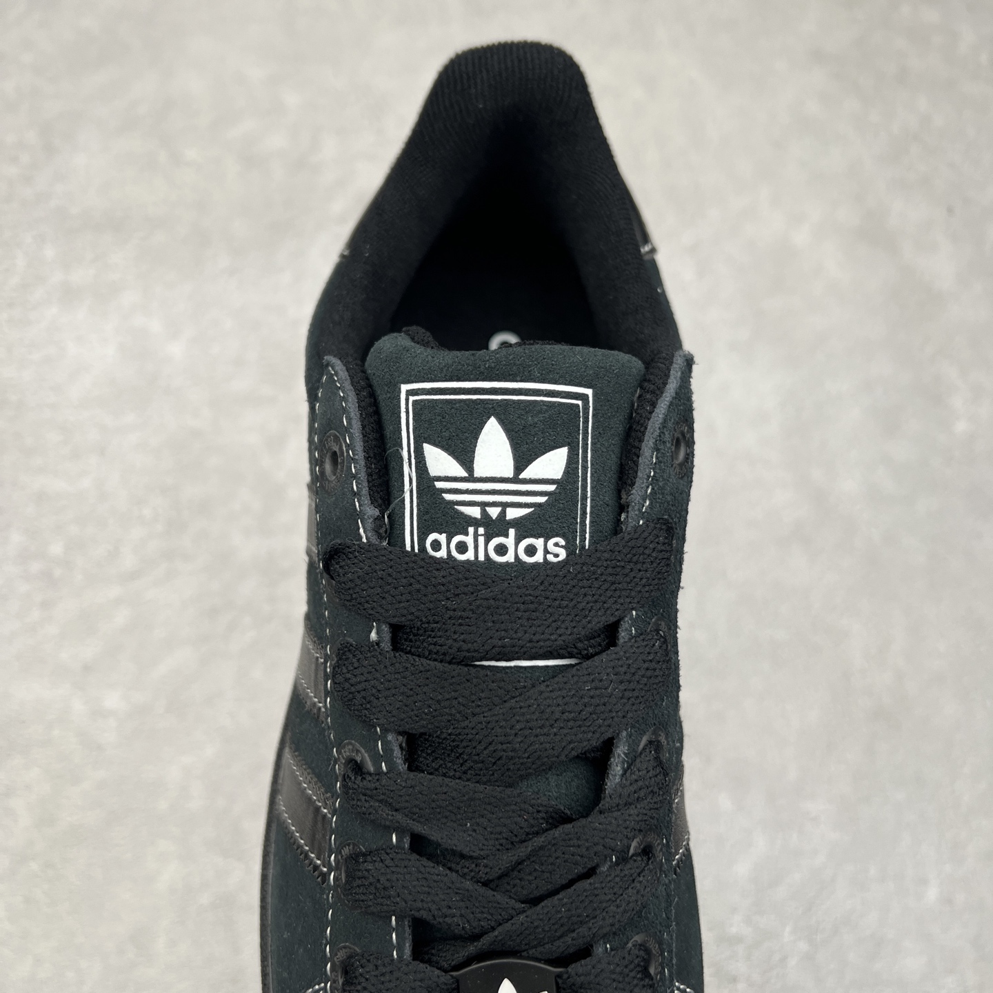 图片[5]-AD Originals Superstar 经典复古贝壳头板鞋 JH5470 诞生于1969年 是第一双将全皮面鞋 身与橡胶鞋头结合在一起的低帮篮球鞋 Superstar最开始 是作为高帮篮球鞋Pro Model的低帮版本而出现的 但因为其独特和醒目的橡胶鞋头造型而让大家熟知 被大家形象地称为\\\”shelltoe\\\”贝壳头 在70年代的美国职业篮球场上 接近3/4的NBA球员都将这双Superstar作为场上用鞋 80年代之后 经过不断的改良和发展 Superstar逐渐成为横跨时装、音乐、街头文化、休闲和运动等各大领域的时尚潮鞋 尺码：36 36.5 37 38 38.5 39 40 40.5 41 42 42.5 43 44 44.5 45-选品中心